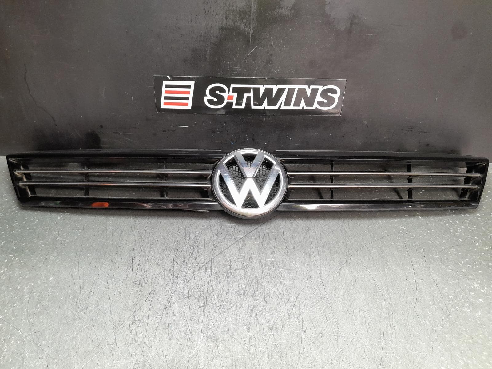 Used auto part listing image: 2012 VOLKSWAGEN JETTA GRILLE RADIATOR GRILLE, 1B, BLACK/CHROME, 02/11-10/14 0000361759