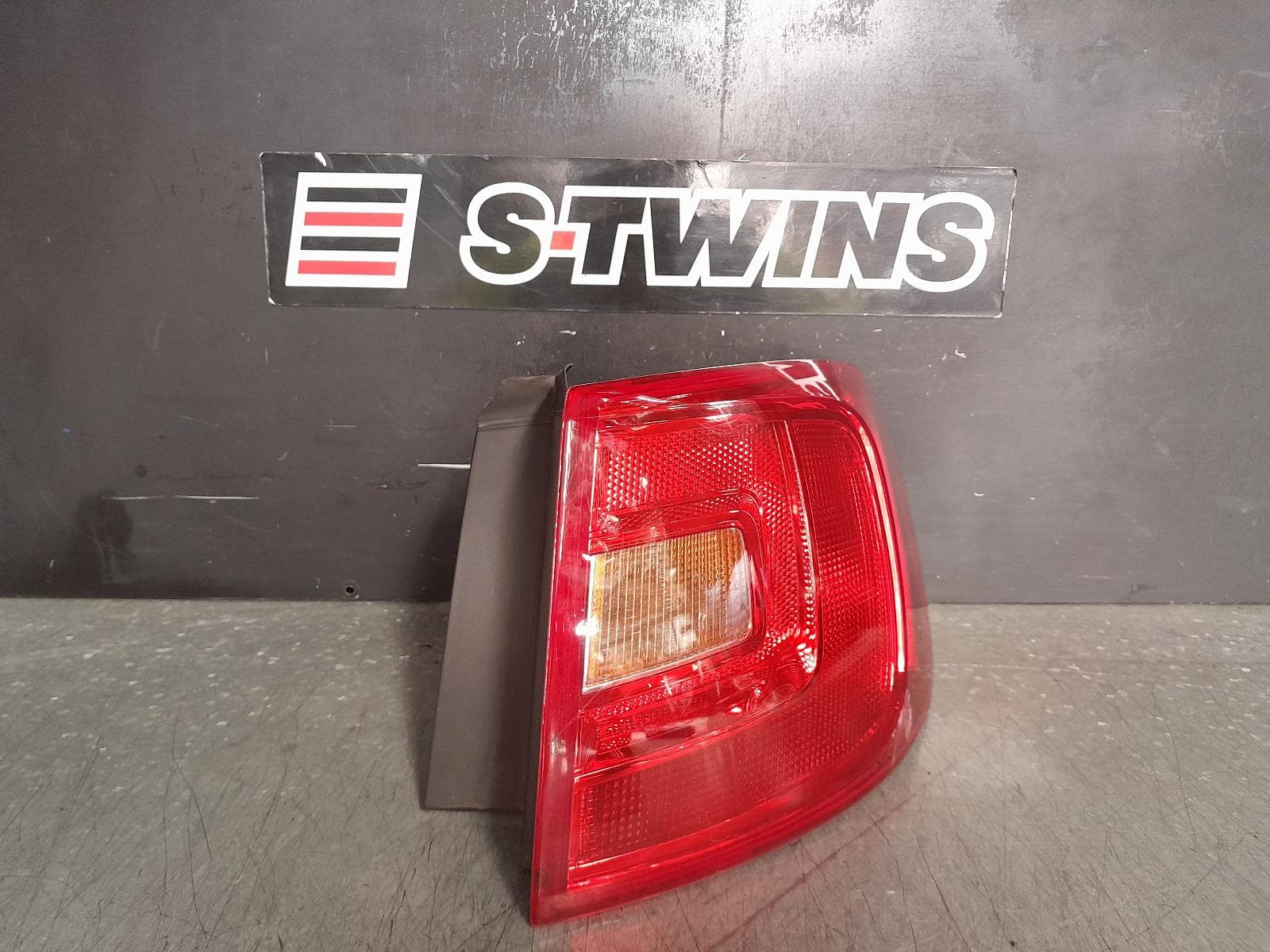 Used auto part listing image: 2012 VOLKSWAGEN JETTA RIGHT TAILLIGHT 1B, IN BODY, W/ HALOGEN TYPE, 02/11-10/14 0000361767