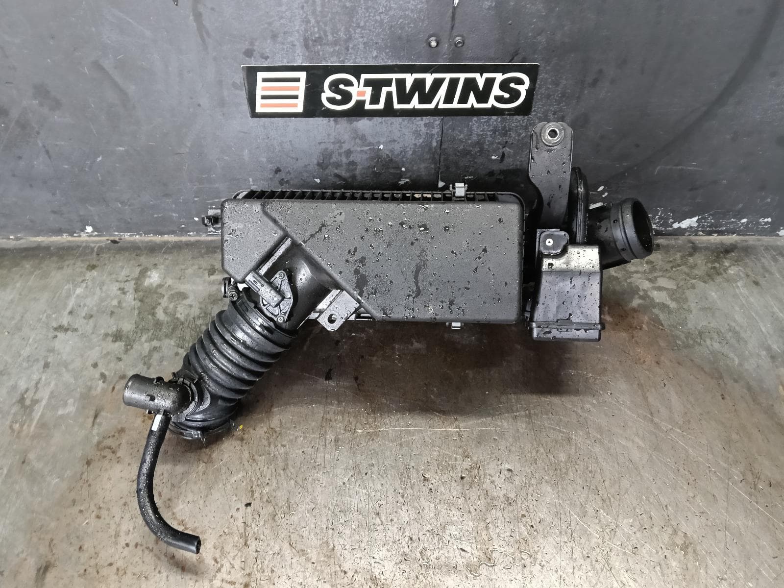 Used auto part listing image: 2024 MAZDA MX5 AIR CLEANER BOX AIR CLEANER, ND SERIES, 08/15- 0000388551