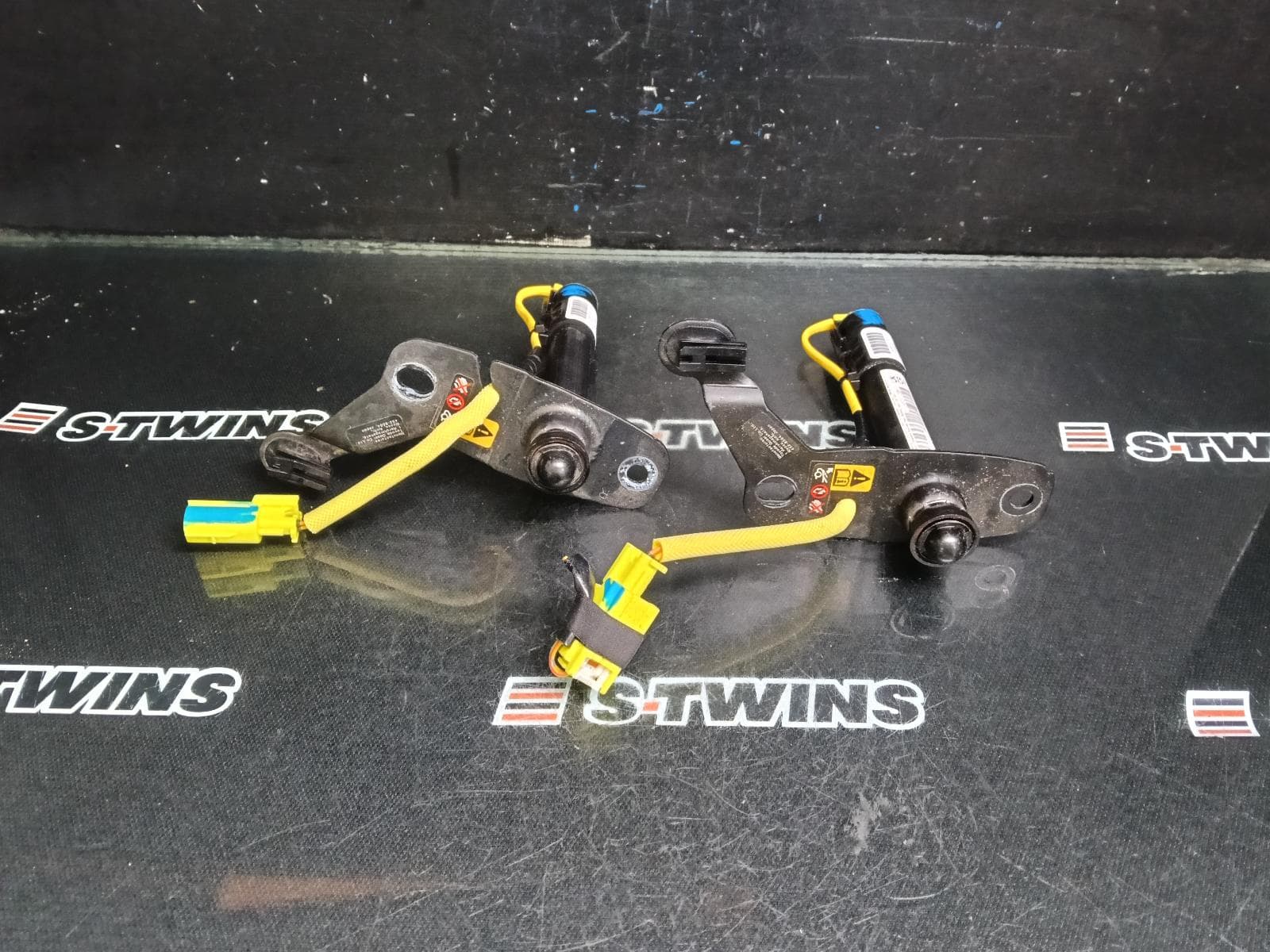 Used auto part listing image: 2024 MAZDA MX5 BONNET HINGE STRUT PYROTECHNIC BONNET ACTUATORS (PAIR), ND, 08/15- 0000388597