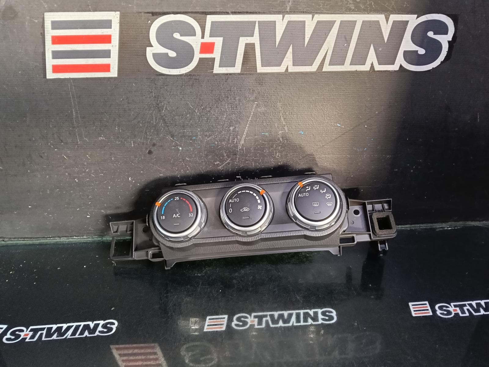 Used auto part listing image: 2024 MAZDA MX5 HEATER AC CONTROLS ND, 08/15- 0000388626