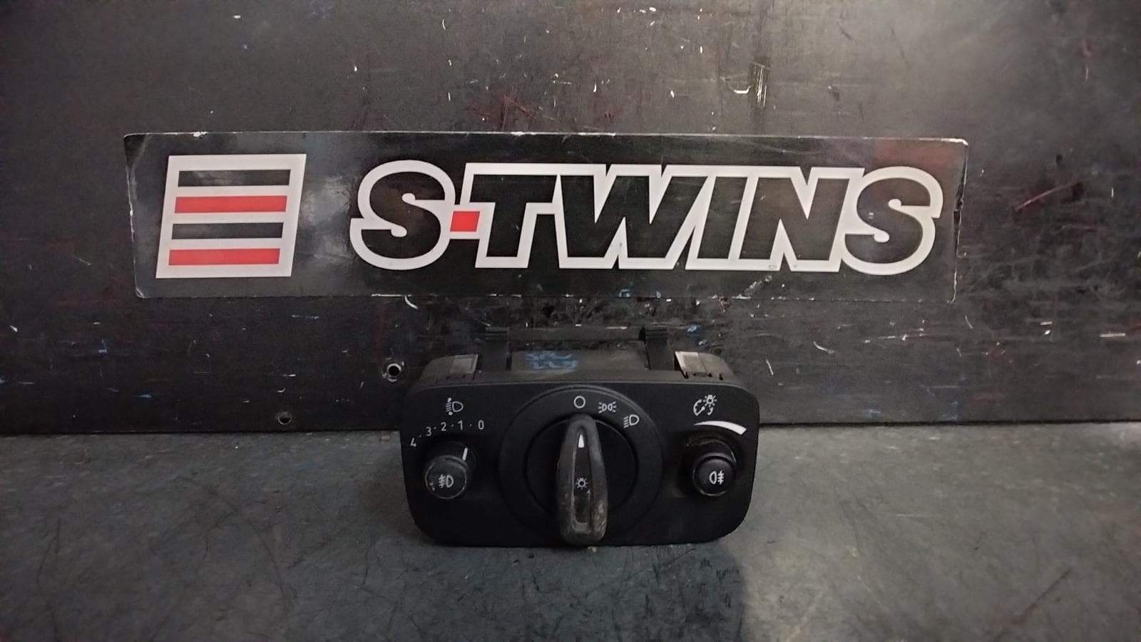 Used auto part listing image: 2015 FORD KUGA HEADLAMP SWITCH, TF, 11/12-09/16 0000397560