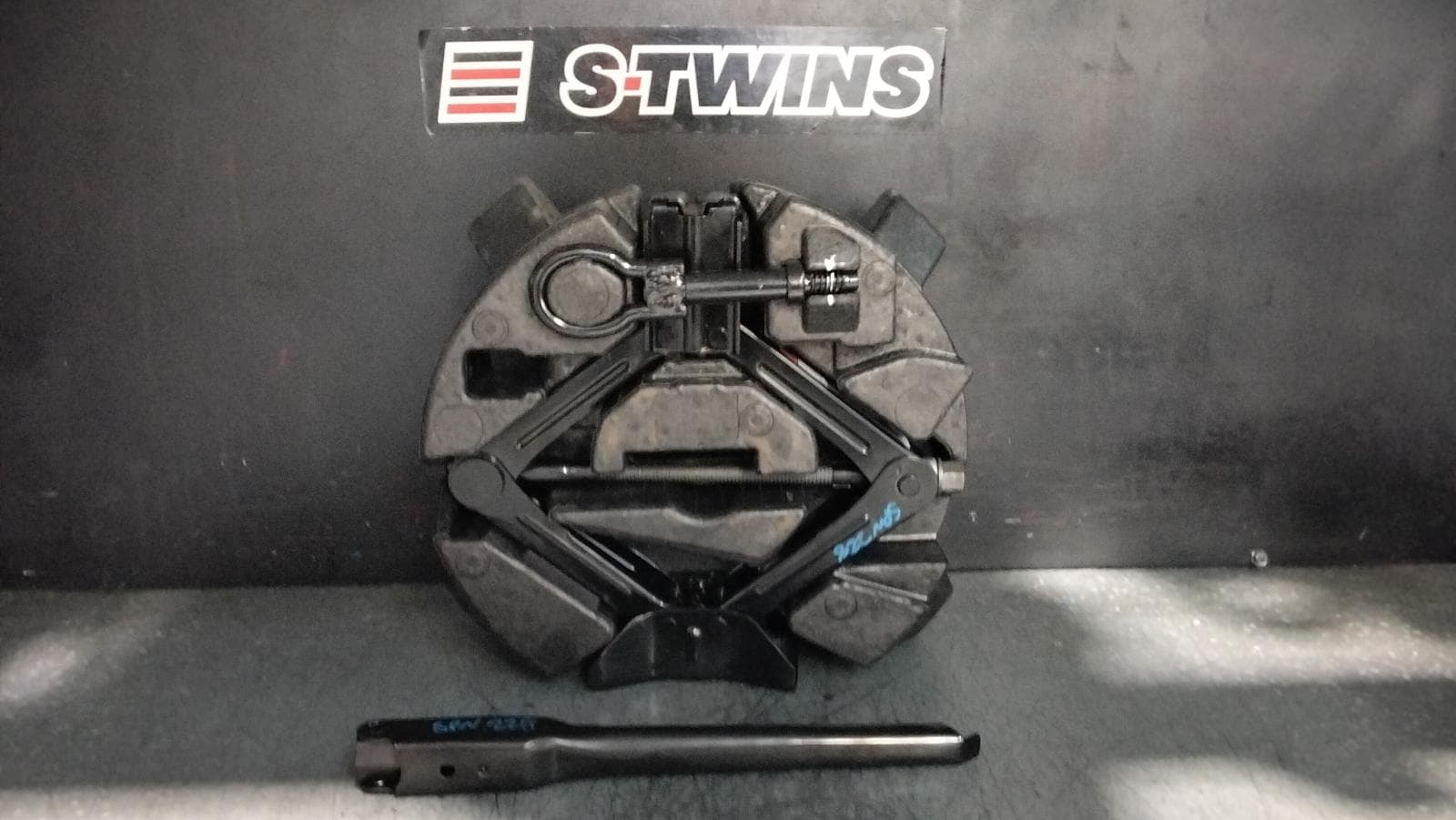 Used auto part listing image: 2015 FORD KUGA JACK TOOL KIT TF, 11/12-09/16 0000397561
