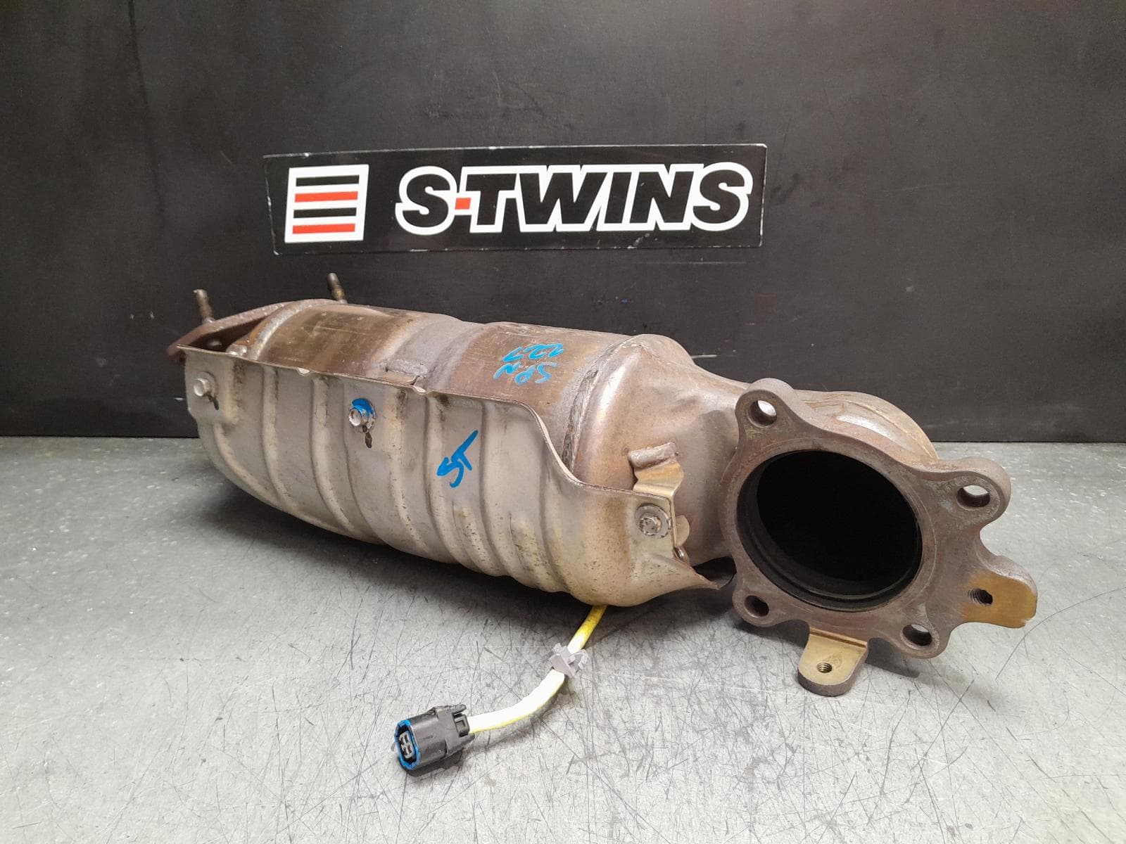 Used auto part listing image: 2018 HONDA CRV CATALYTIC CONVERTER RW, DOWNPIPE-CAT TYPE, PETROL, 1.5, TURBO, 05/17-08/23 0000377847