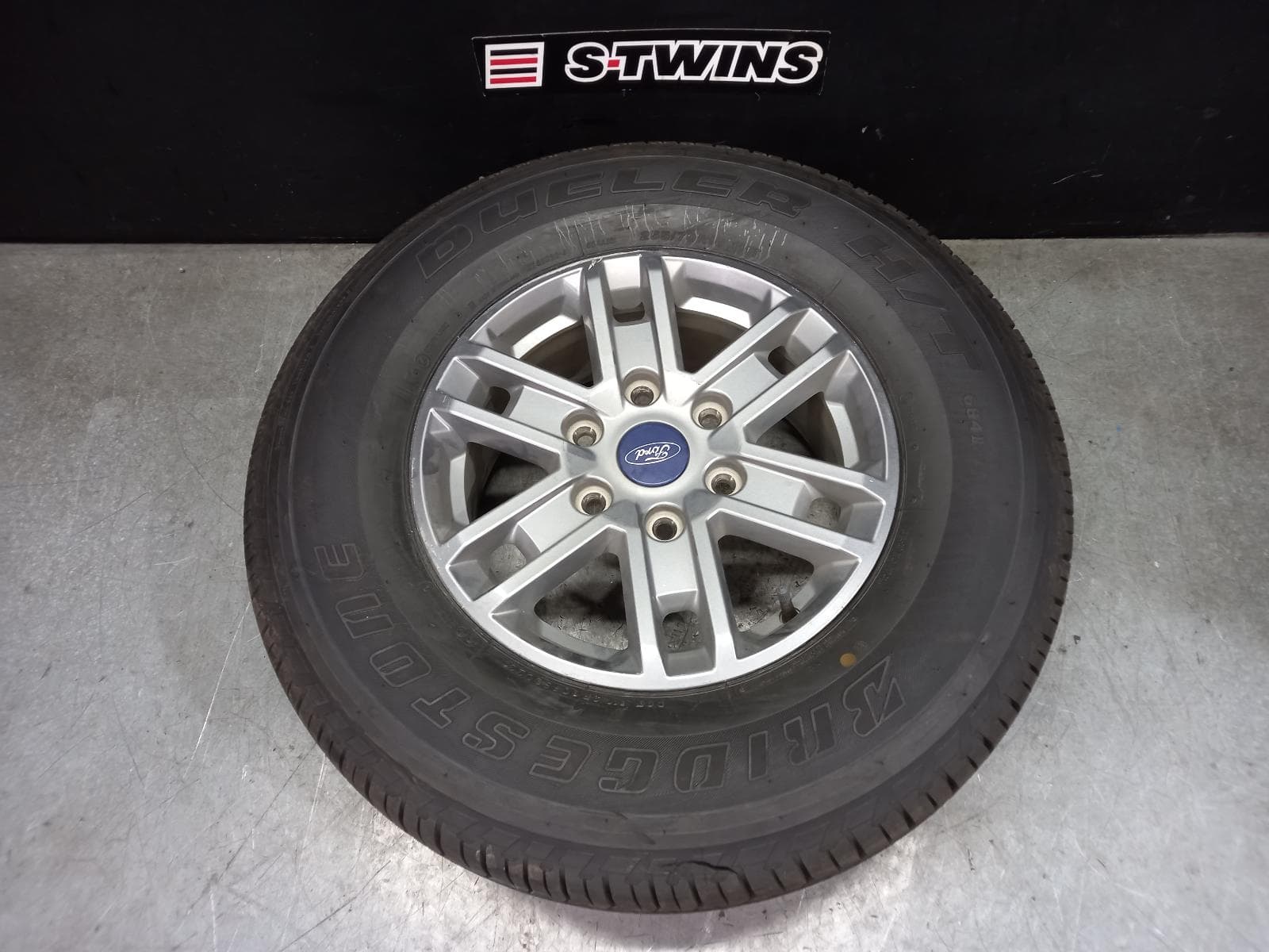 Used auto part listing image: 2022 FORD RANGER WHEEL MAG RA, FACTORY, 16X7IN, 6 V SPOKE, GREY, 05/22- 0000387404
