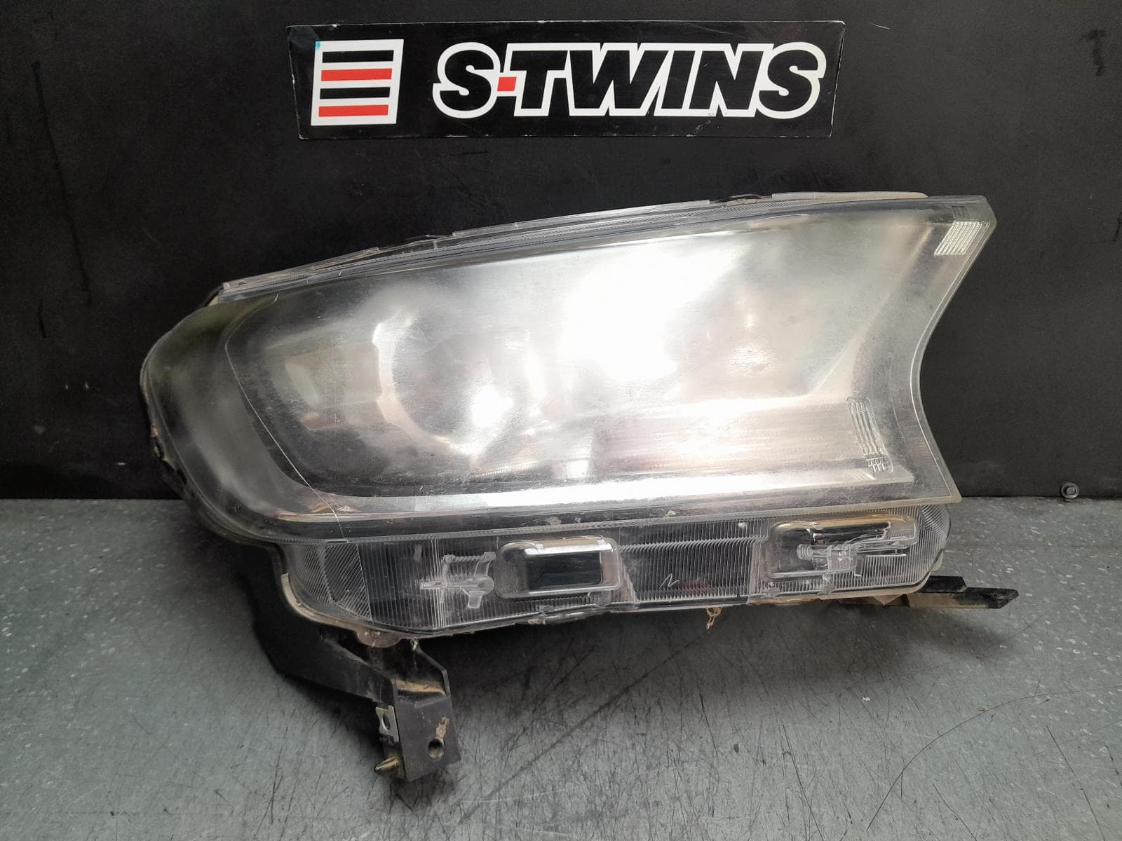 Used auto part listing image: 2016 FORD RANGER RIGHT HEADLAMP PX SERIES 2, XLT/WILDTRAK, PROJECTOR TYPE, 06/15-06/18 0000378565