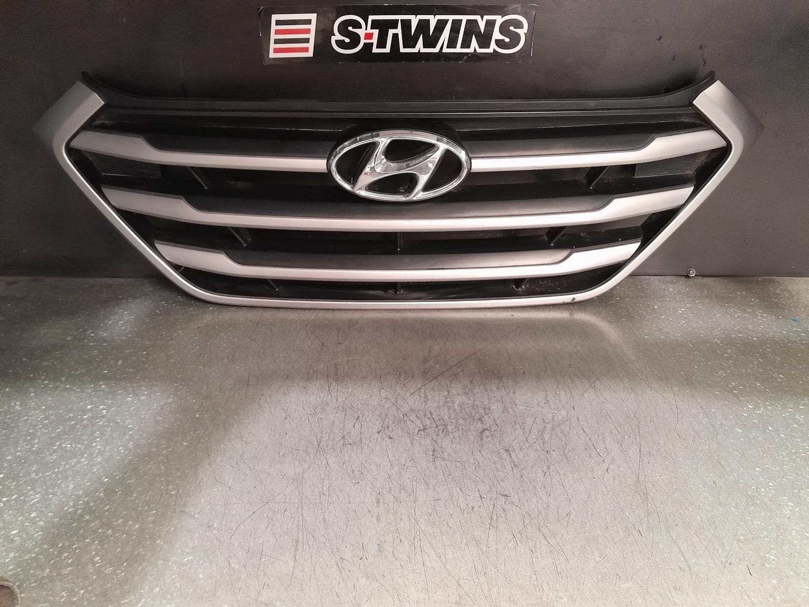 Used auto part listing image: 2017 HYUNDAI TUCSON GRILLE RADIATOR GRILLE, TL, ACTIVE X, 06/15-06/18 0000375485