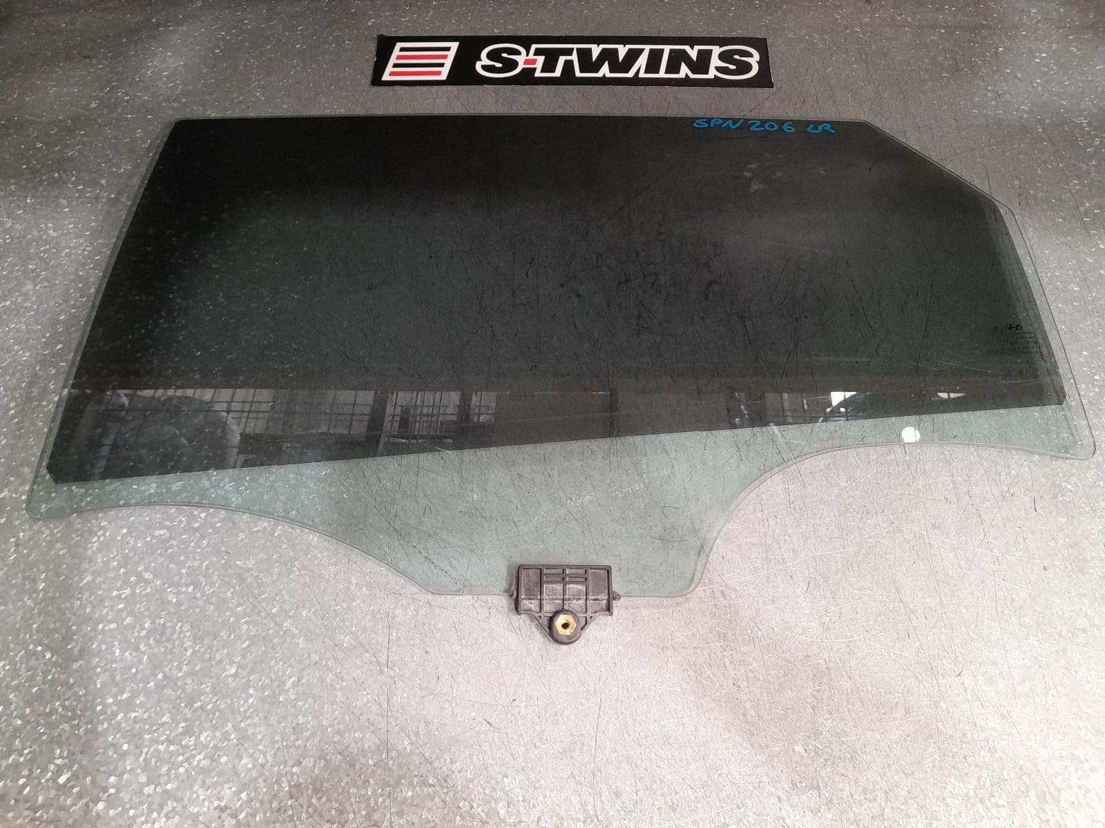 Used auto part listing image: 2017 HYUNDAI TUCSON LEFT REAR DOOR WINDOW TL, 06/15-01/21 0000375528