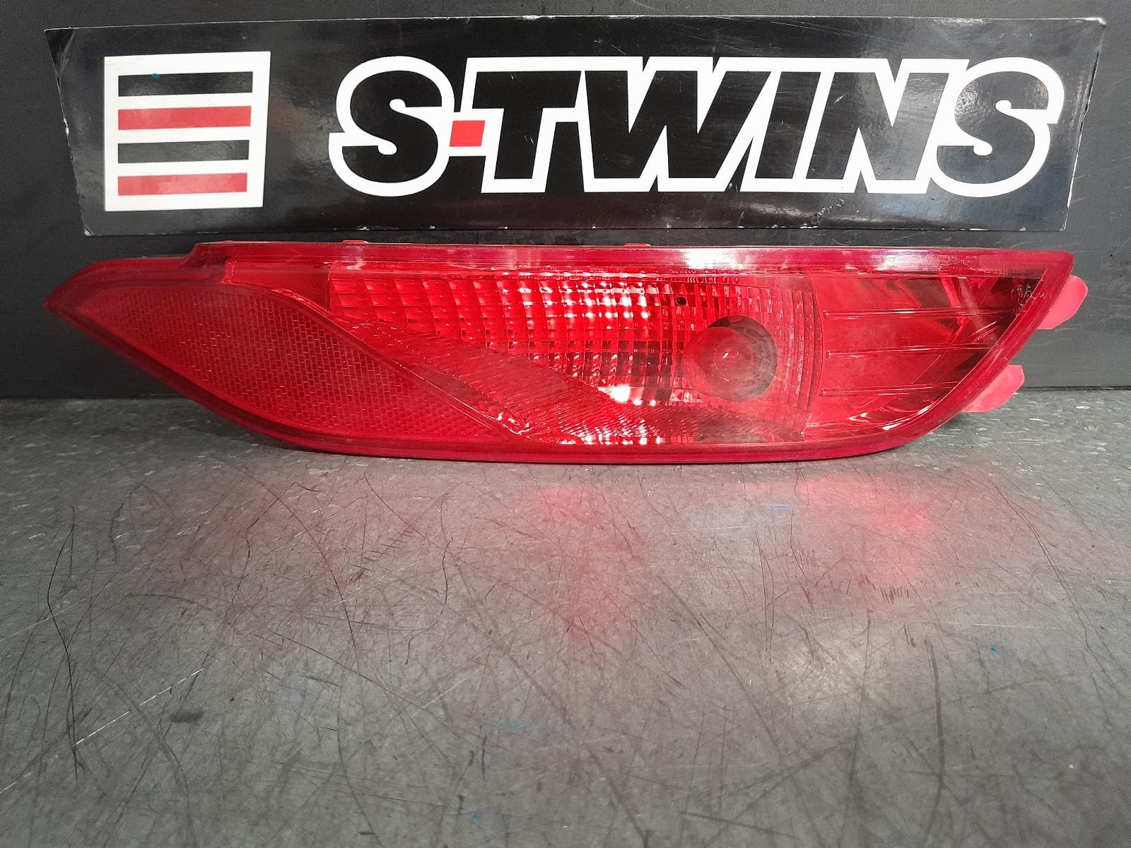 Used auto part listing image: 2017 HYUNDAI TUCSON RIGHT TAILLIGHT IN BUMPER, TL, 06/15-06/18 0000375533
