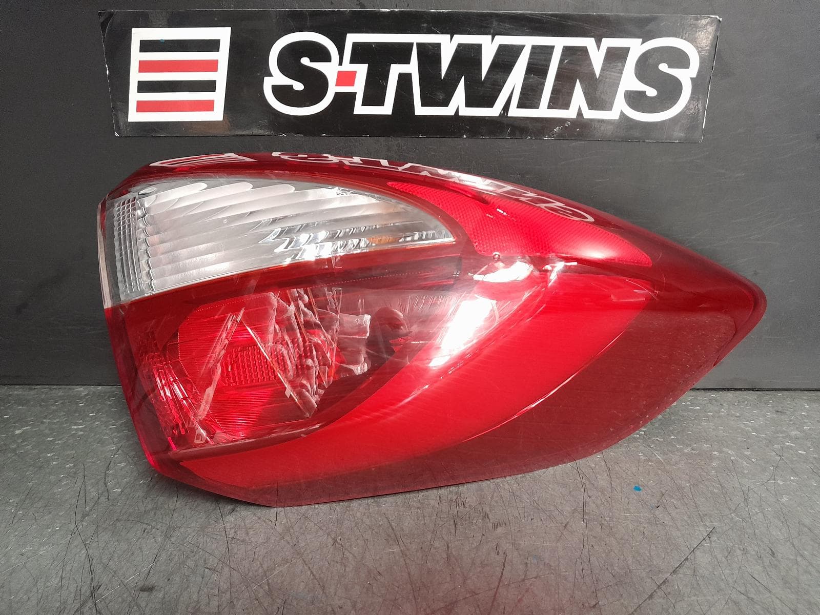 Used auto part listing image: 2017 HYUNDAI TUCSON LEFT TAILLIGHT IN BODY, TL, KOREAN BUILT (VIN KMHJ), NON LED TYPE, 06/15-06/18 0000375534