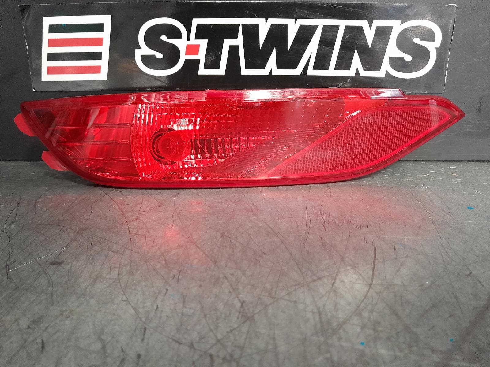 Used auto part listing image: 2017 HYUNDAI TUCSON LEFT TAILLIGHT IN BUMPER, TL, 06/15-06/18 0000375535