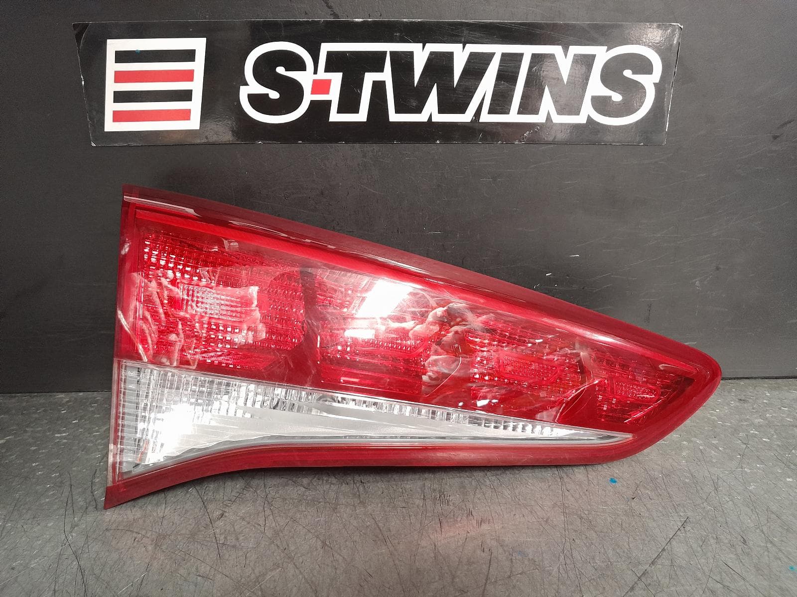 Used auto part listing image: 2017 HYUNDAI TUCSON REAR GARNISH TAILGATE LAMP (LH SIDE), TL, ACTIVE X/ELITE, KOREAN BUILT (VIN KMHJ), NON LED TYPE, 06/15-06/18 0000375536
