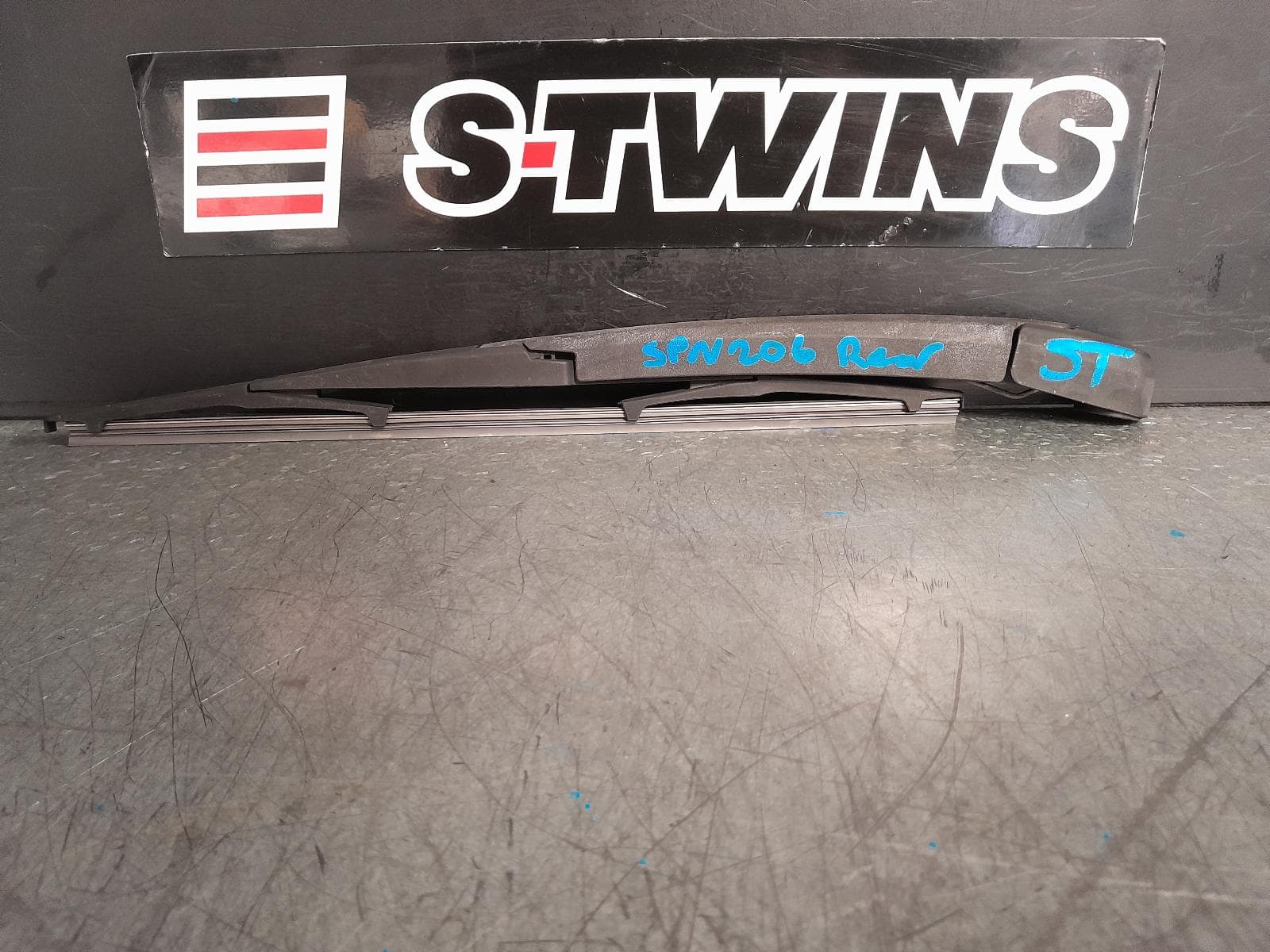 Used auto part listing image: 2017 HYUNDAI TUCSON WIPER ARM TAILGATE, TL, 06/15-01/21 0000375538