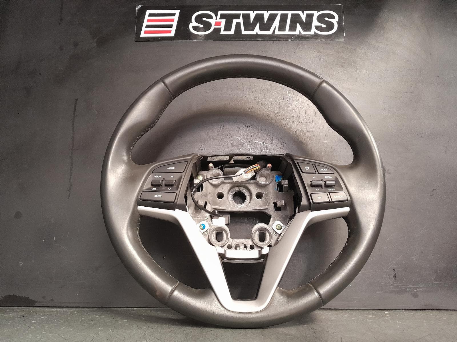 Used auto part listing image: 2017 HYUNDAI TUCSON STEERING WHEEL LEATHER, TL, W/CRUISE CONTROL, NON PHONE CONTROL TYPE, 06/15-08/18 0000375543