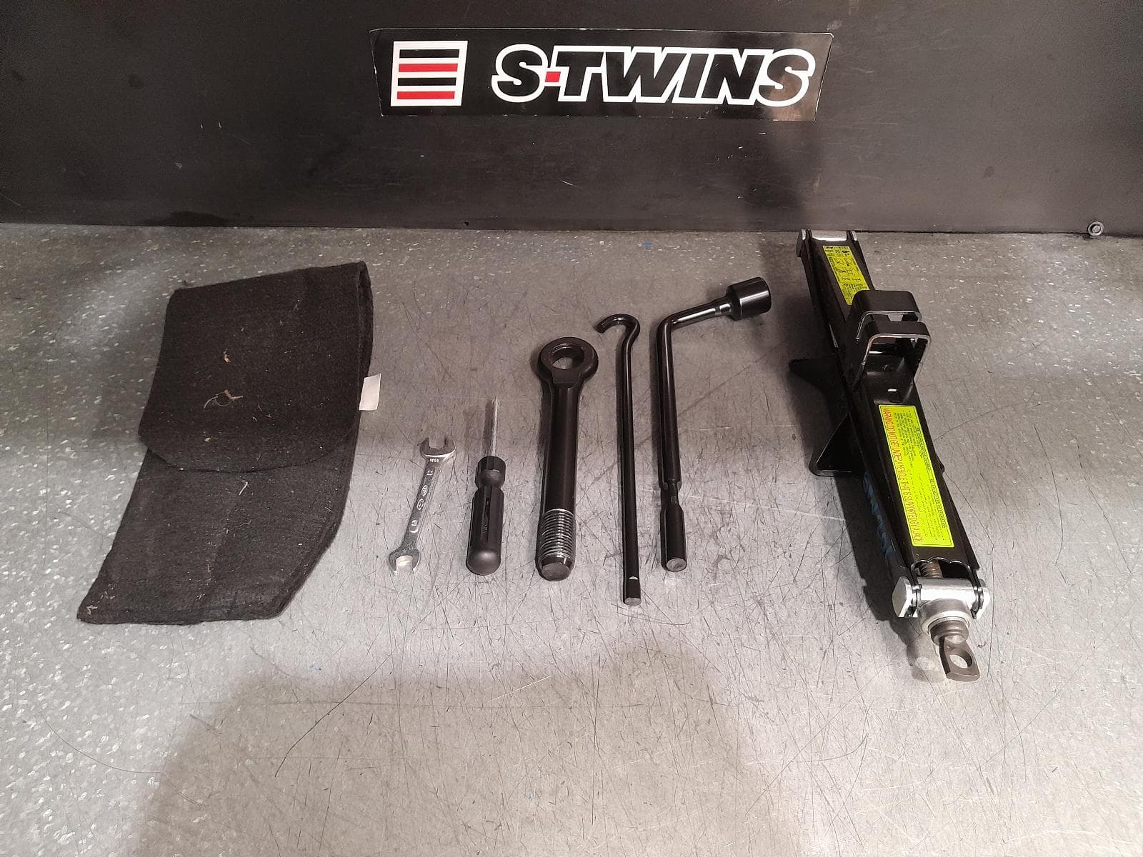 Used auto part listing image: 2017 HYUNDAI TUCSON JACK TOOL KIT TL, 06/15-01/21 0000375549