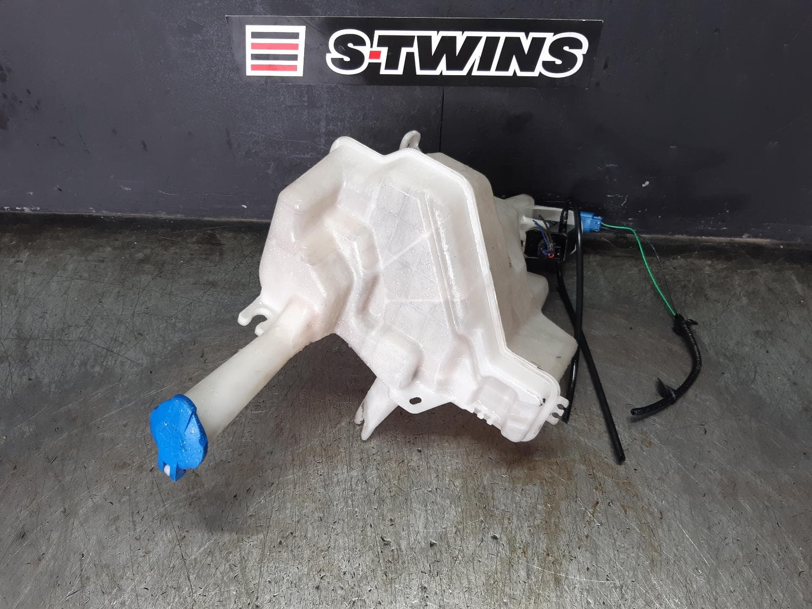 Used auto part listing image: 2013 HYUNDAI I30 WASHER BOTTLE GD, 5DR HATCH, NON H/LAMP WASHER, W/ LEVEL SENSOR TYPE, 03/12-02/17 0000360892