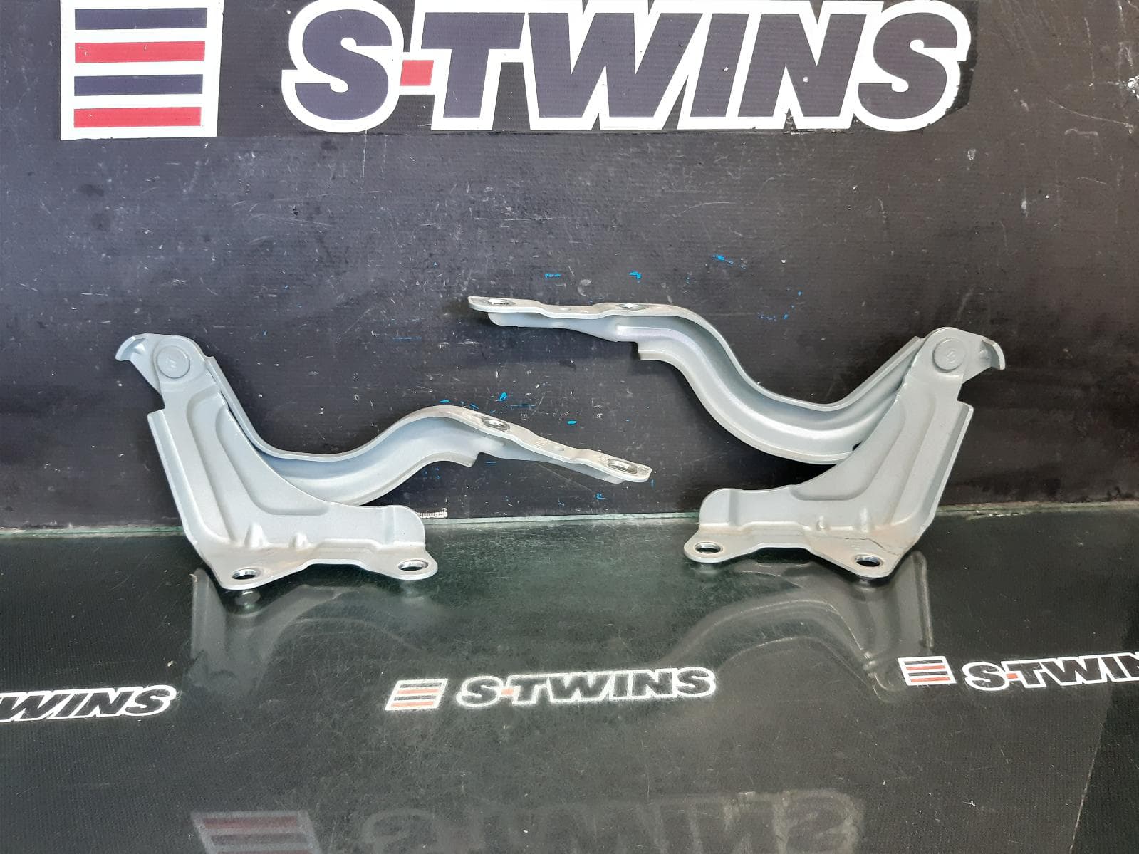 Used auto part listing image: 2013 HYUNDAI I30 BONNET HINGE STRUT HINGES (PAIR), GD, 5DR HATCH, 02/12-02/17 0000360896