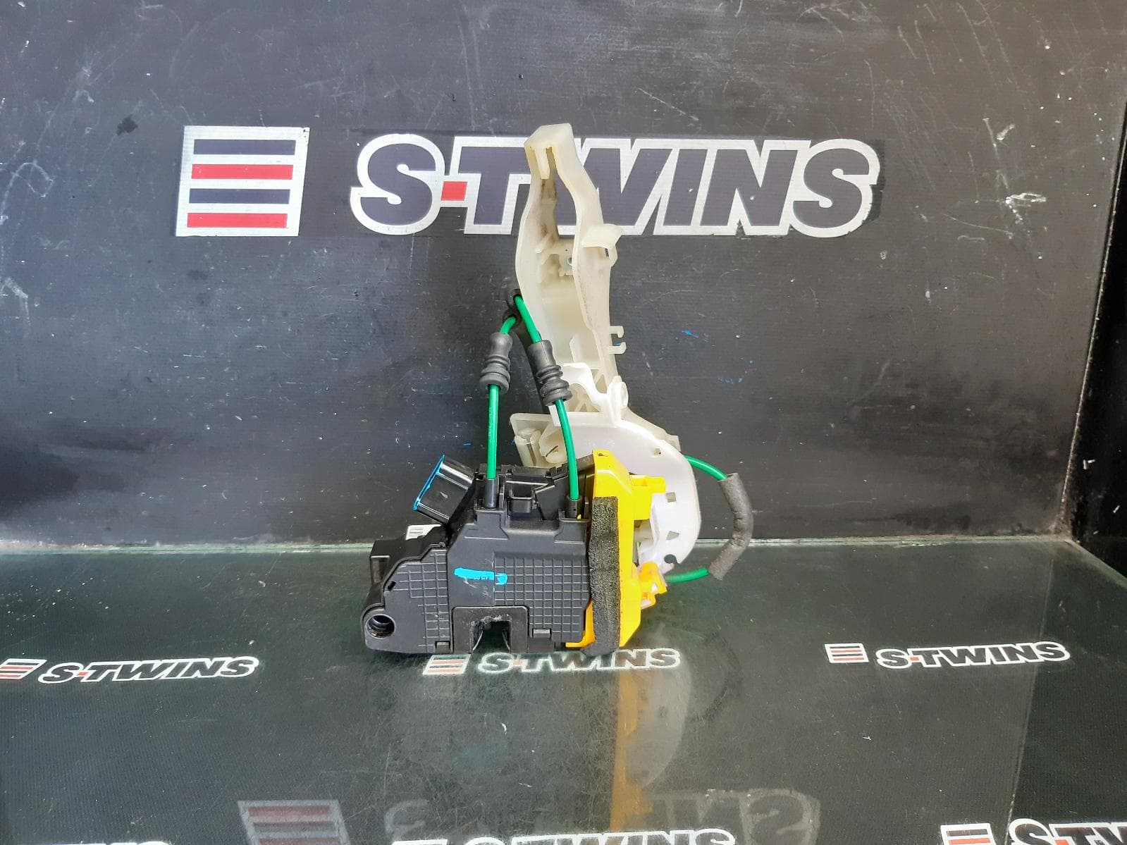 Used auto part listing image: 2013 HYUNDAI I30 DOOR BOOT GATE LOCK RIGHT FRONT DOOR LOCK, GD, 5DR HATCH, STANDARD HANDLE TYPE, 03/12-02/17 0000360900