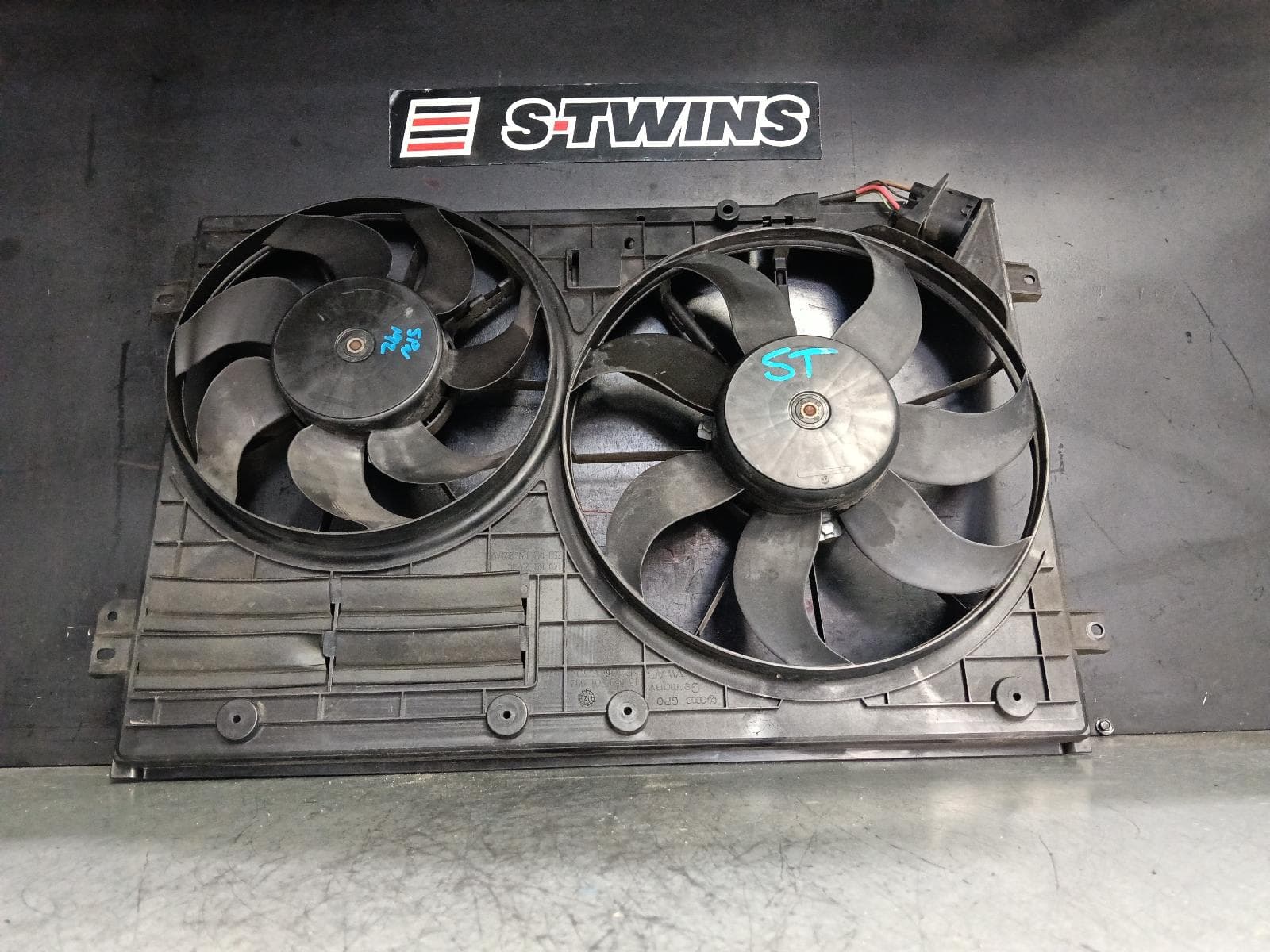 Used auto part listing image: 2013 VOLKSWAGEN GOLF FAN DUAL FAN ASSY, 2.0, DIESEL, CFFB/CFGB CODE, GEN 6, 10/08-03/13 0000392653