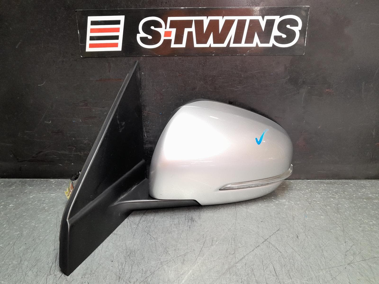 Used auto part listing image: 2017 SUZUKI VITARA LEFT DOOR MIRROR VITARA, LY (VIN TSM), AUTO FOLDING, SILVER, W/ INDICATOR & NON BLIND SPOT TYPE, 06/15-10/18 0000370272