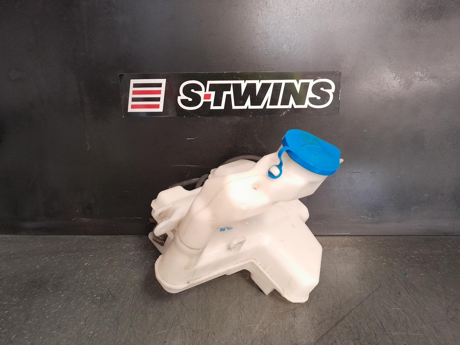 Used auto part listing image: 2015 HONDA JAZZ WASHER BOTTLE GK/GF, 07/14-12/20 0000366289