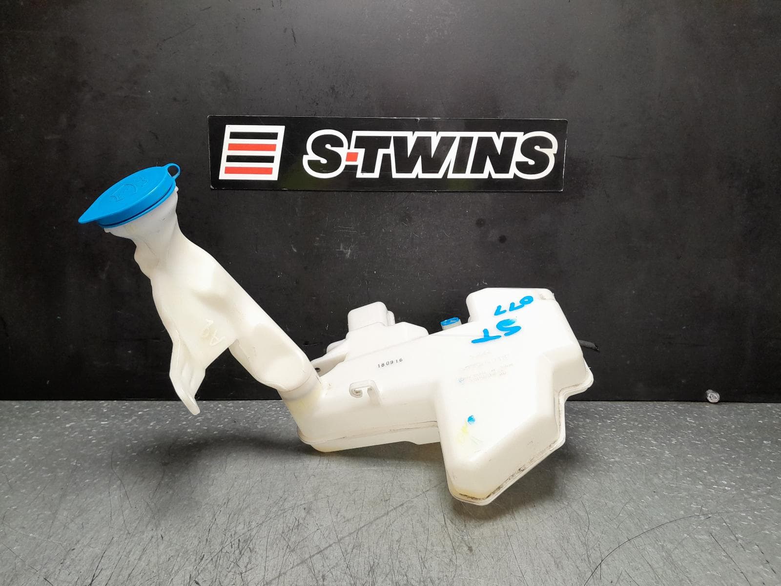 Used auto part listing image: 2018 HONDA HRV WASHER BOTTLE RU, 12/14-10/21 0000360847