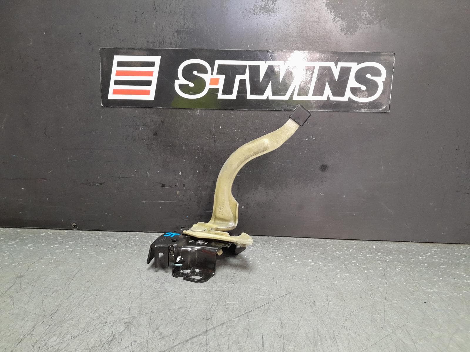 Used auto part listing image: 2018 HONDA HRV BONNET LOCK SUPPORT RU, 12/14-10/21 0000360829