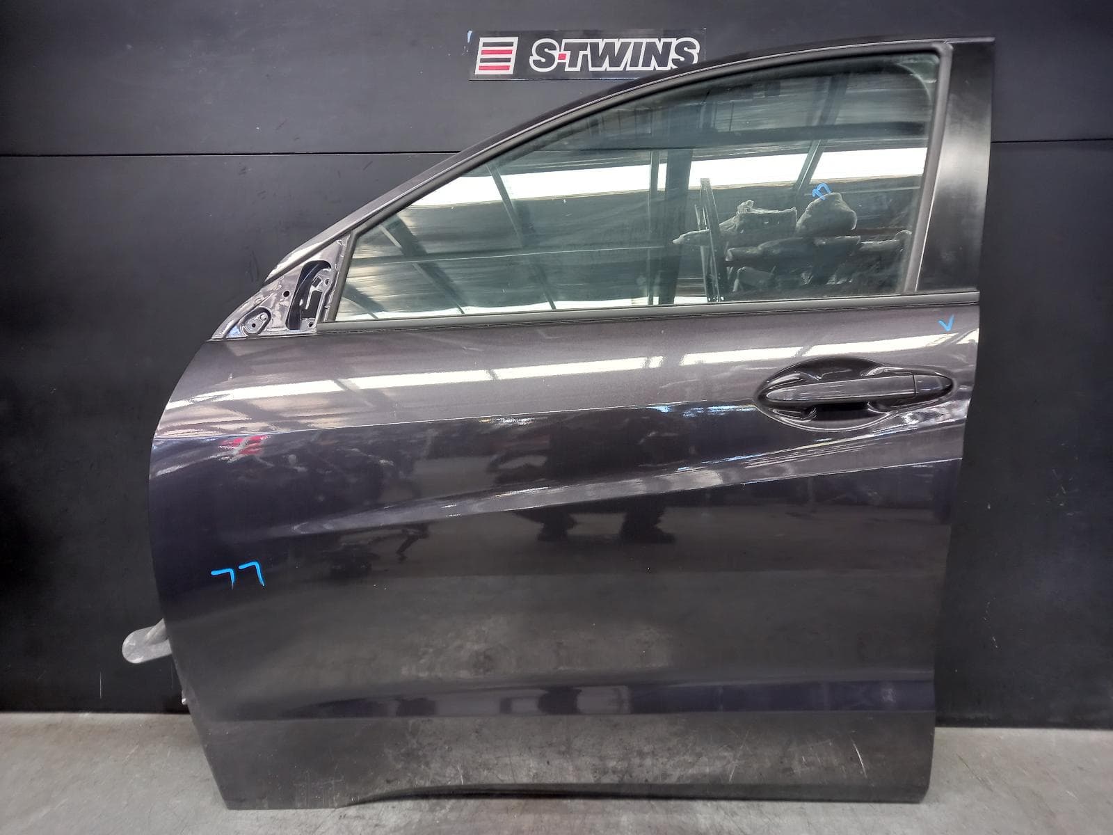 Used auto part listing image: 2018 HONDA HRV LEFT FRONT DOOR VTi, 12/14-10/21 0000360777