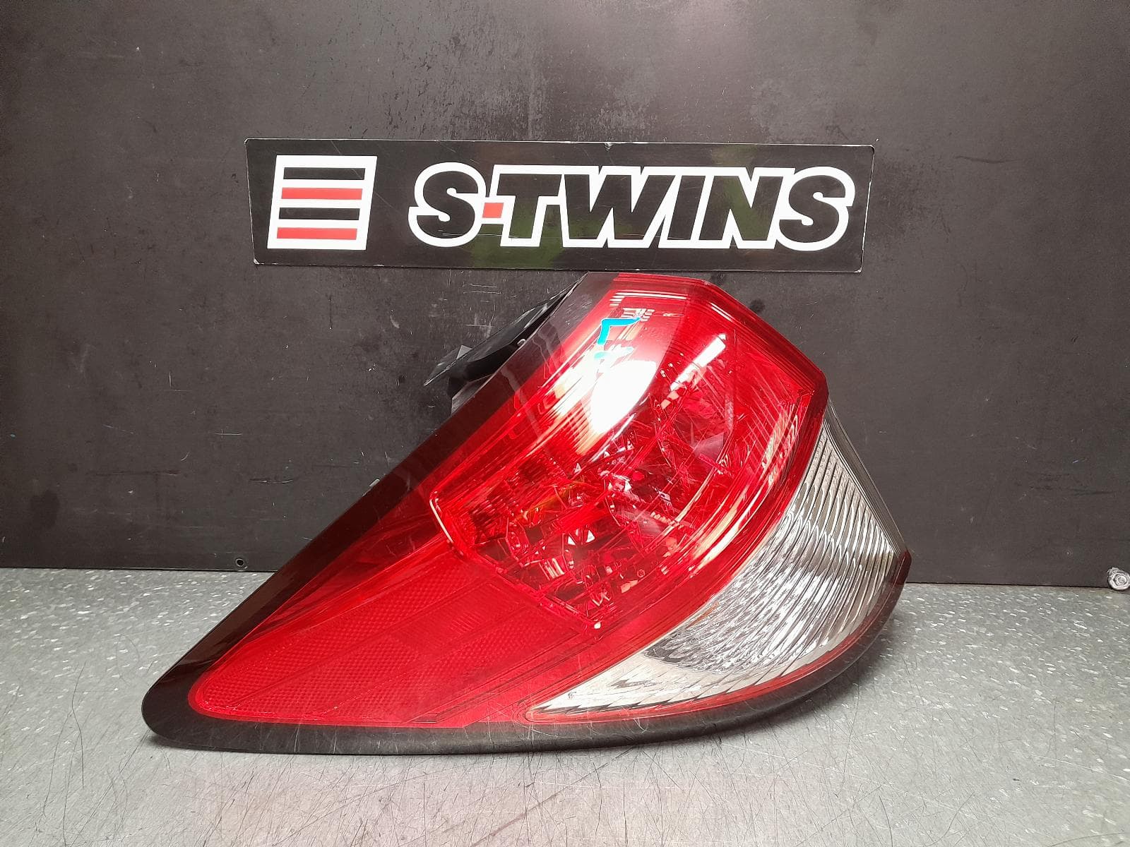Used auto part listing image: 2018 HONDA HRV LEFT TAILLIGHT RU5, VTi, LED, NON OPTICAL GUIDE TYPE, 07/18-10/21 0000360838