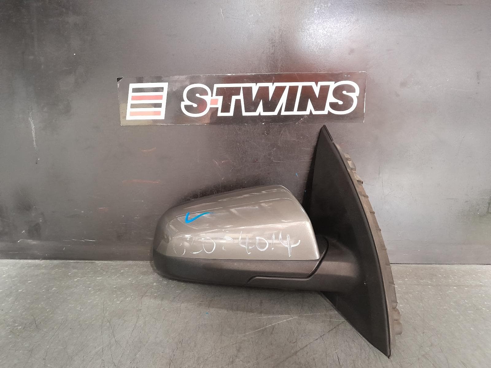 Used auto part listing image: 2013 HOLDEN COMMODORE RIGHT DOOR MIRROR VE, NON HEATED & NON PUDDLE LAMP TYPE, 08/06-05/13 0000367515