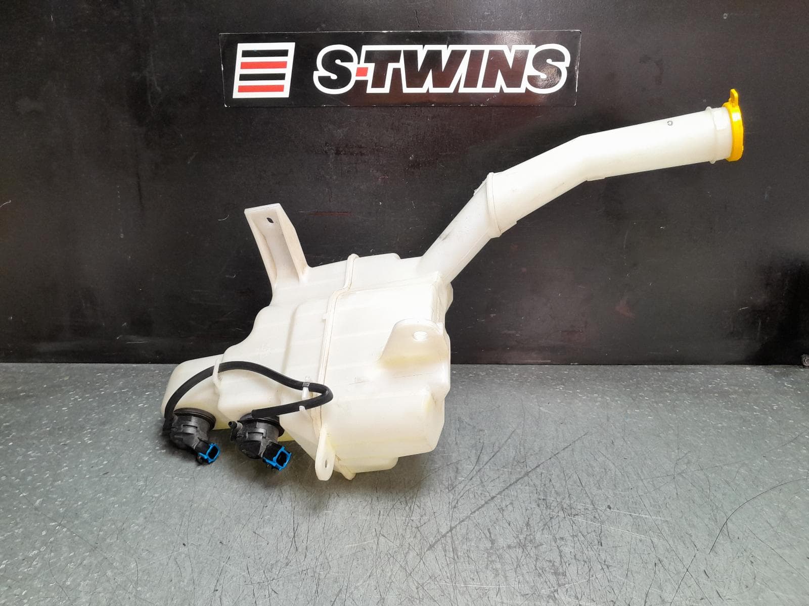 Used auto part listing image: 2010 MAZDA CX7 WASHER BOTTLE ER, RH SIDE, PETROL, 11/06-02/12 0000369485