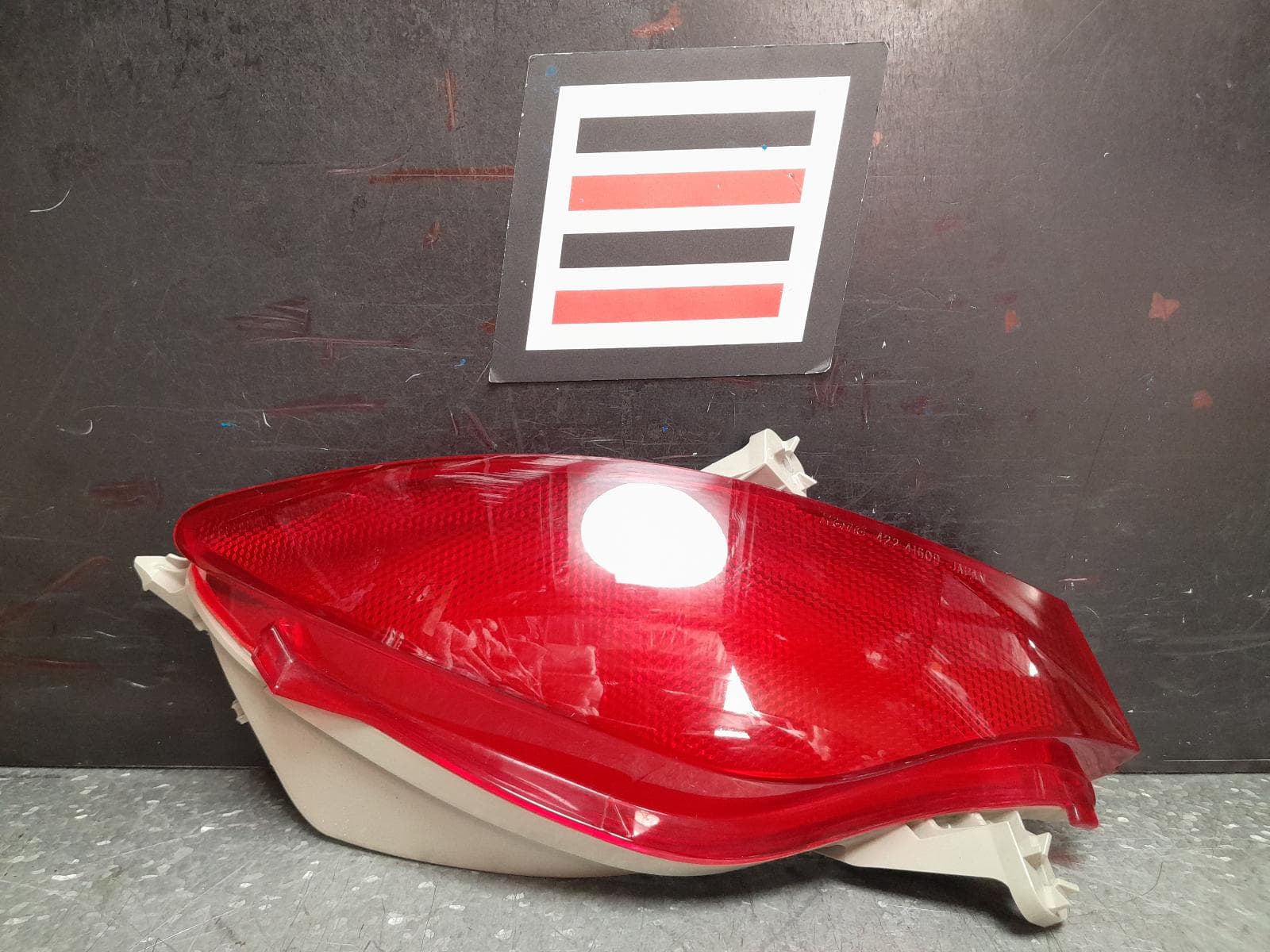 Used auto part listing image: 2010 MAZDA CX7 LEFT TAILLIGHT BUMPER REFLECTOR (OUTER), ER, 06/09-02/12 0000369498