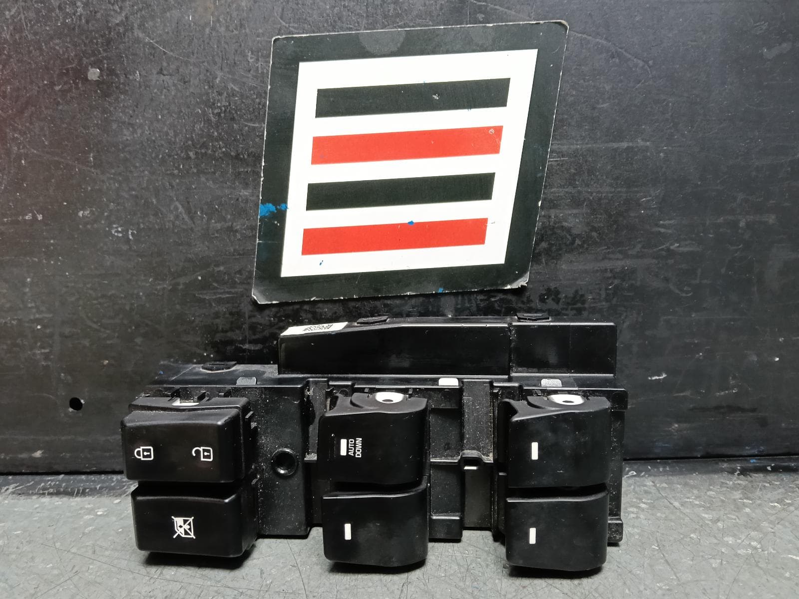 Used auto part listing image: 2020 HYUNDAI ELANTRA PWR DR WIND SWITCH RH FRONT (MASTER SWITCH), AD, 12/15-12/20 0000409643