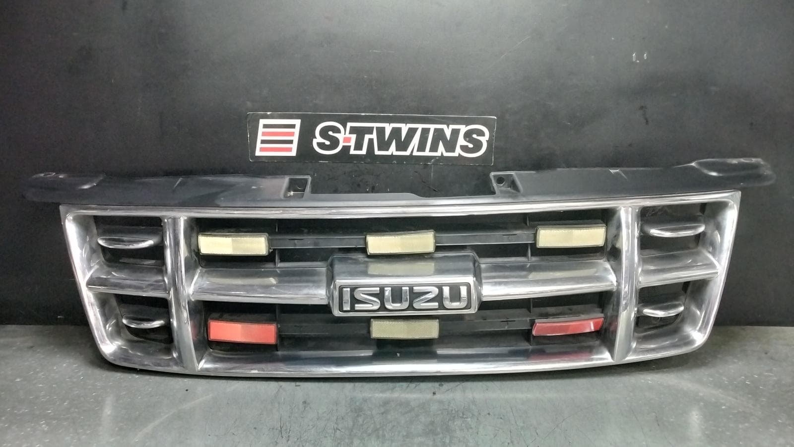 Used auto part listing image: 2009 ISUZU DMAX GRILLE RADIATOR GRILLE, CHROME, RA, 10/08-05/12 0000397672