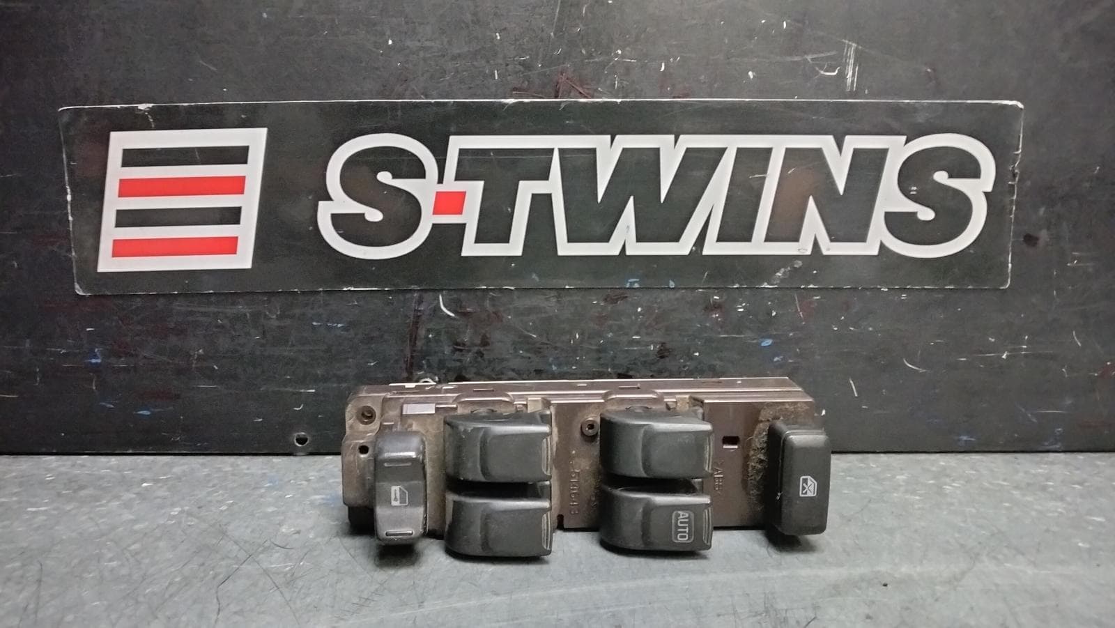 Used auto part listing image: 2009 ISUZU DMAX PWR DR WIND SWITCH RH FRONT (MASTER SWITCH), 4DR TYPE, RA, 10/08-05/12 0000397675