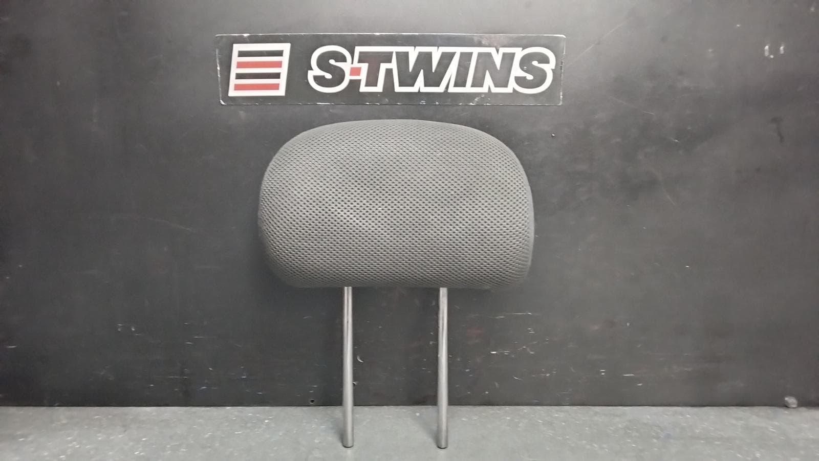 Used auto part listing image: 2009 ISUZU DMAX HEADREST RA, RH REAR, CLOTH (PATTERNED), GREY, 10/08-05/12 0000397685