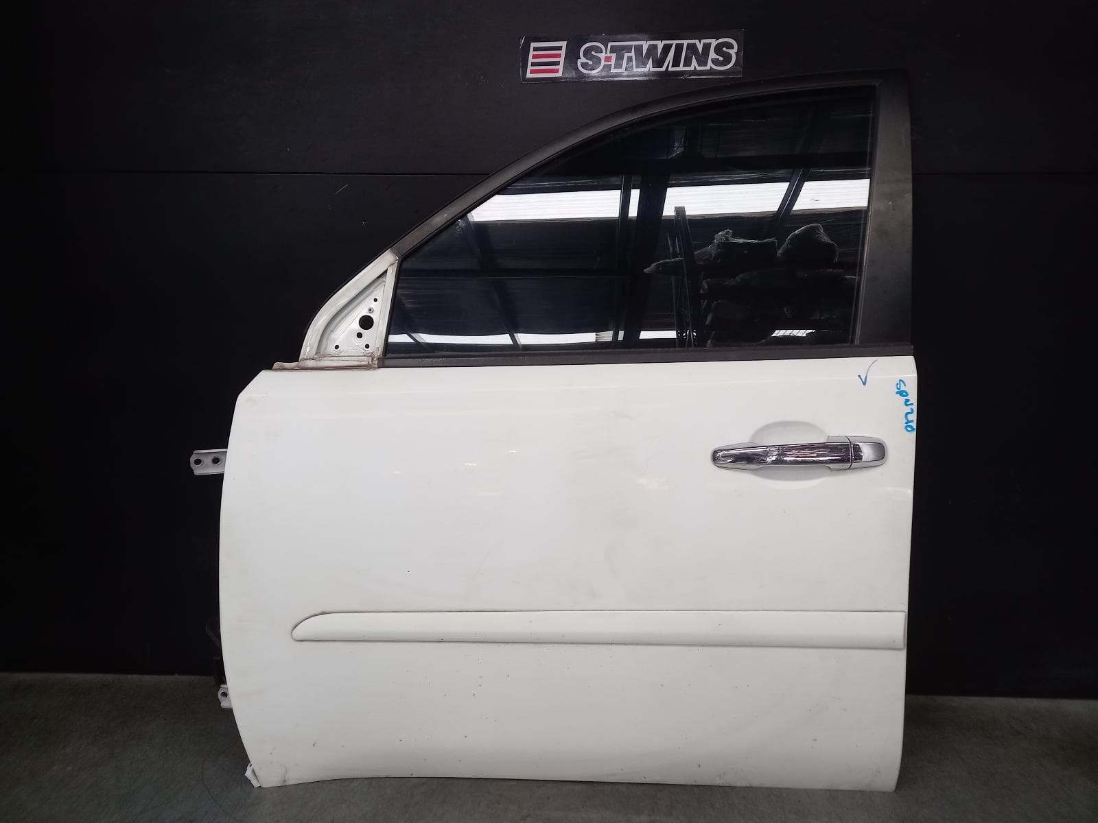 Used auto part listing image: 2015 MITSUBISHI TRITON LEFT FRONT DOOR ML-MN, SINGLE/DUAL CAB, W/ MOULD TYPE, 07/06-04/15 0000363398