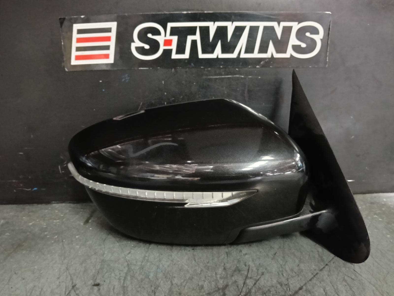 Used auto part listing image: 2015 NISSAN JUKE RIGHT DOOR MIRROR F15, MANUAL FOLDING, W/ INDICATOR, NON CAMERA TYPE, 01/15-12/19 0000387558