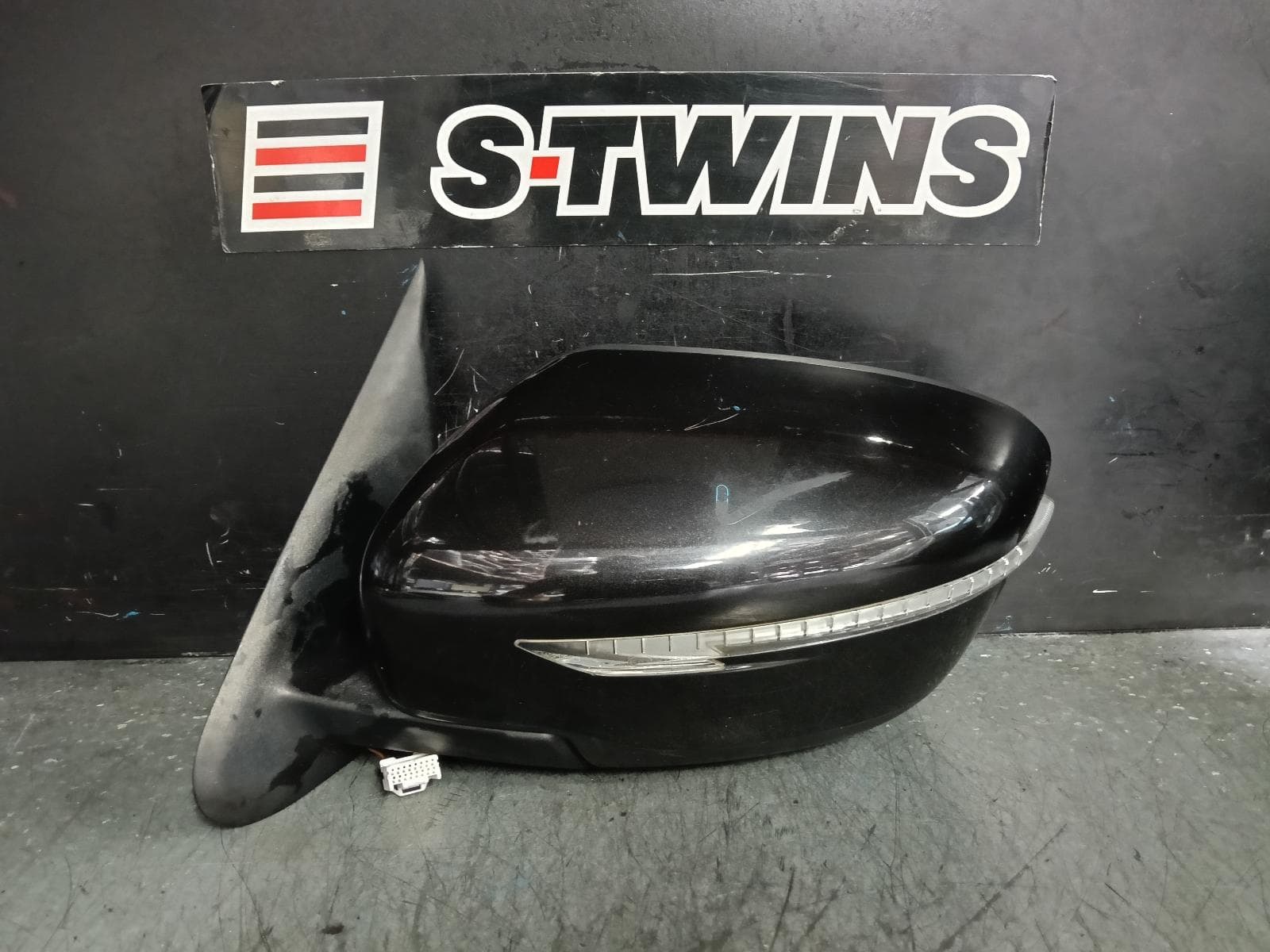 Used auto part listing image: 2015 NISSAN JUKE LEFT DOOR MIRROR F15, MANUAL FOLDING, W/ INDICATOR, NON CAMERA TYPE, 01/15-12/19 0000387563