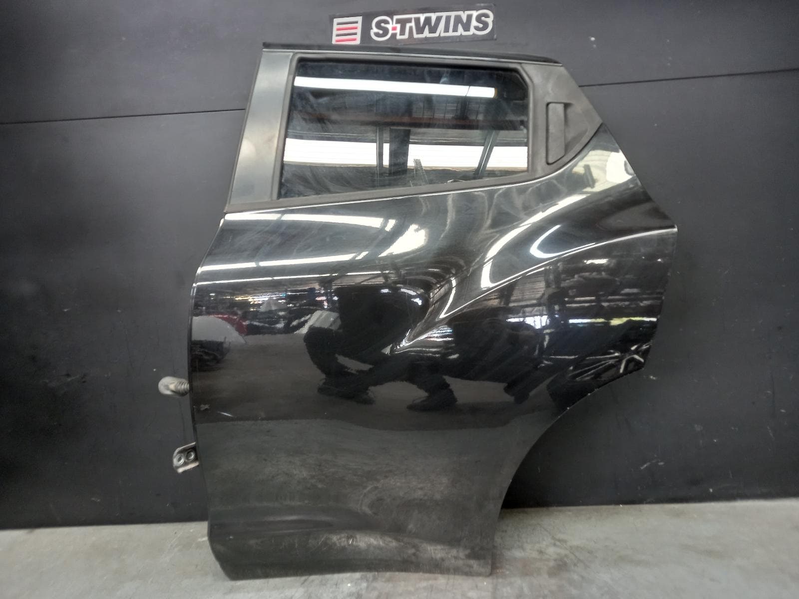 Used auto part listing image: 2015 NISSAN JUKE LEFT REAR DOOR SLIDING F15, 06/10-12/19 0000386491