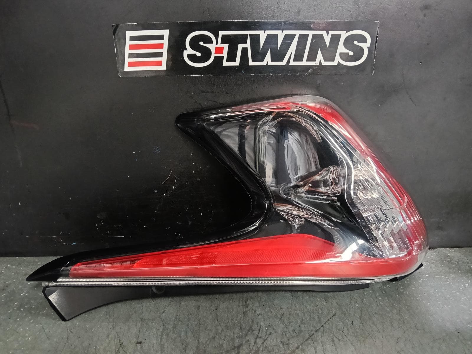 Used auto part listing image: 2015 NISSAN JUKE RIGHT TAILLIGHT F15, LED, CLEAR TYPE, 01/15-12/19 0000387565
