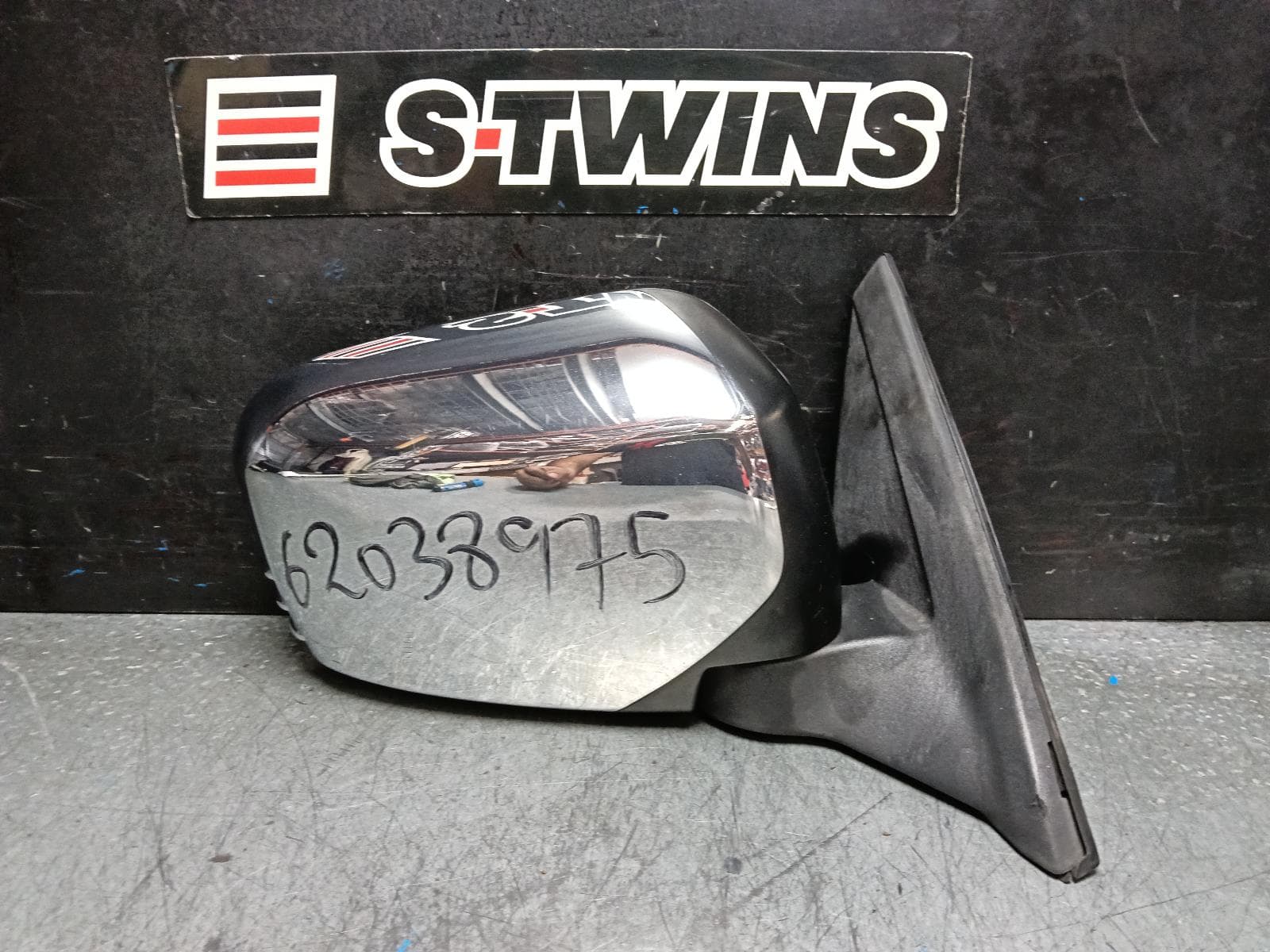 Used auto part listing image: 2010 MITSUBISHI TRITON RIGHT DOOR MIRROR ML-MN, POWER, CHROME, NON INDICATOR TYPE, 07/06-04/15 0000396872