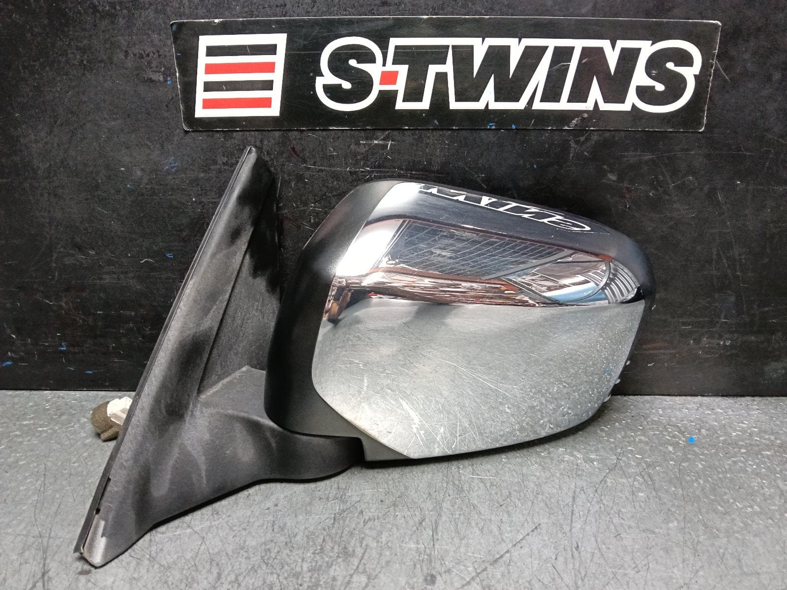 Used auto part listing image: 2010 MITSUBISHI TRITON LEFT DOOR MIRROR ML-MN, POWER, CHROME, NON INDICATOR TYPE, 07/06-04/15 0000396876