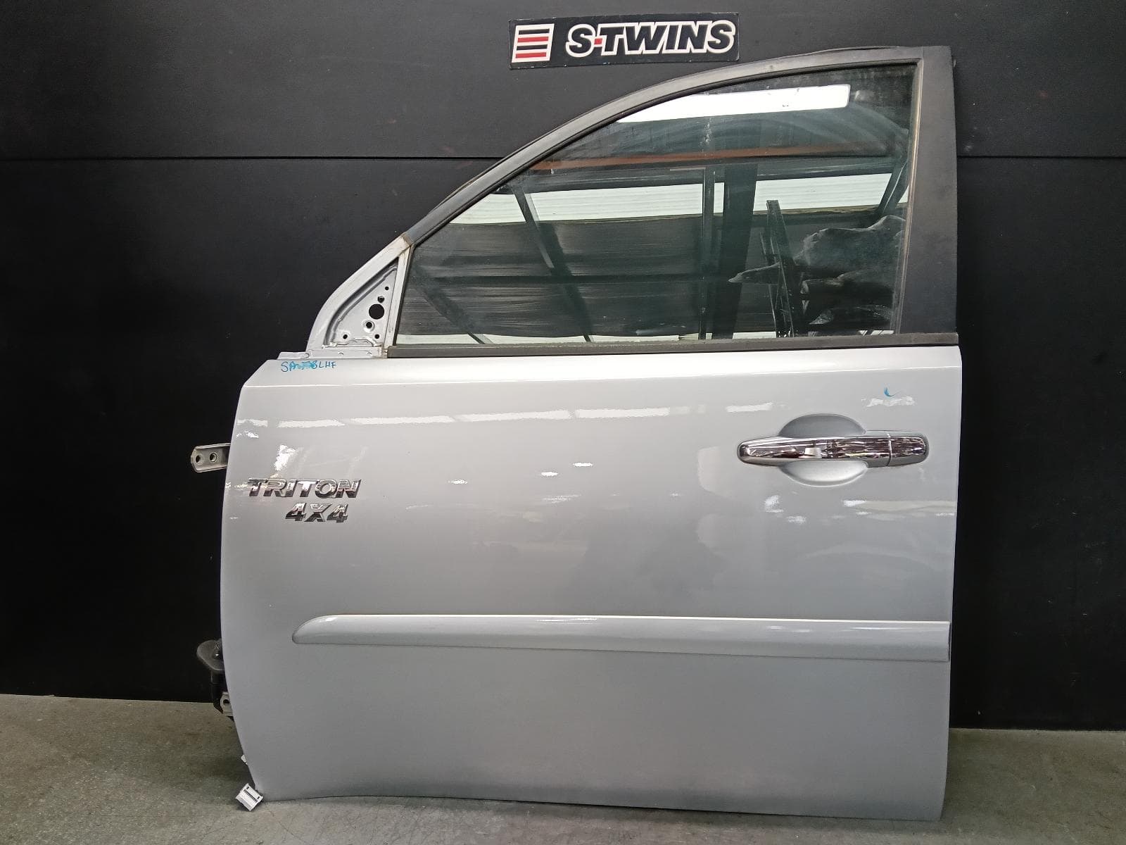Used auto part listing image: 2010 MITSUBISHI TRITON LEFT FRONT DOOR ML-MN, SINGLE/DUAL CAB, W/ MOULD TYPE, 07/06-04/15 0000396877