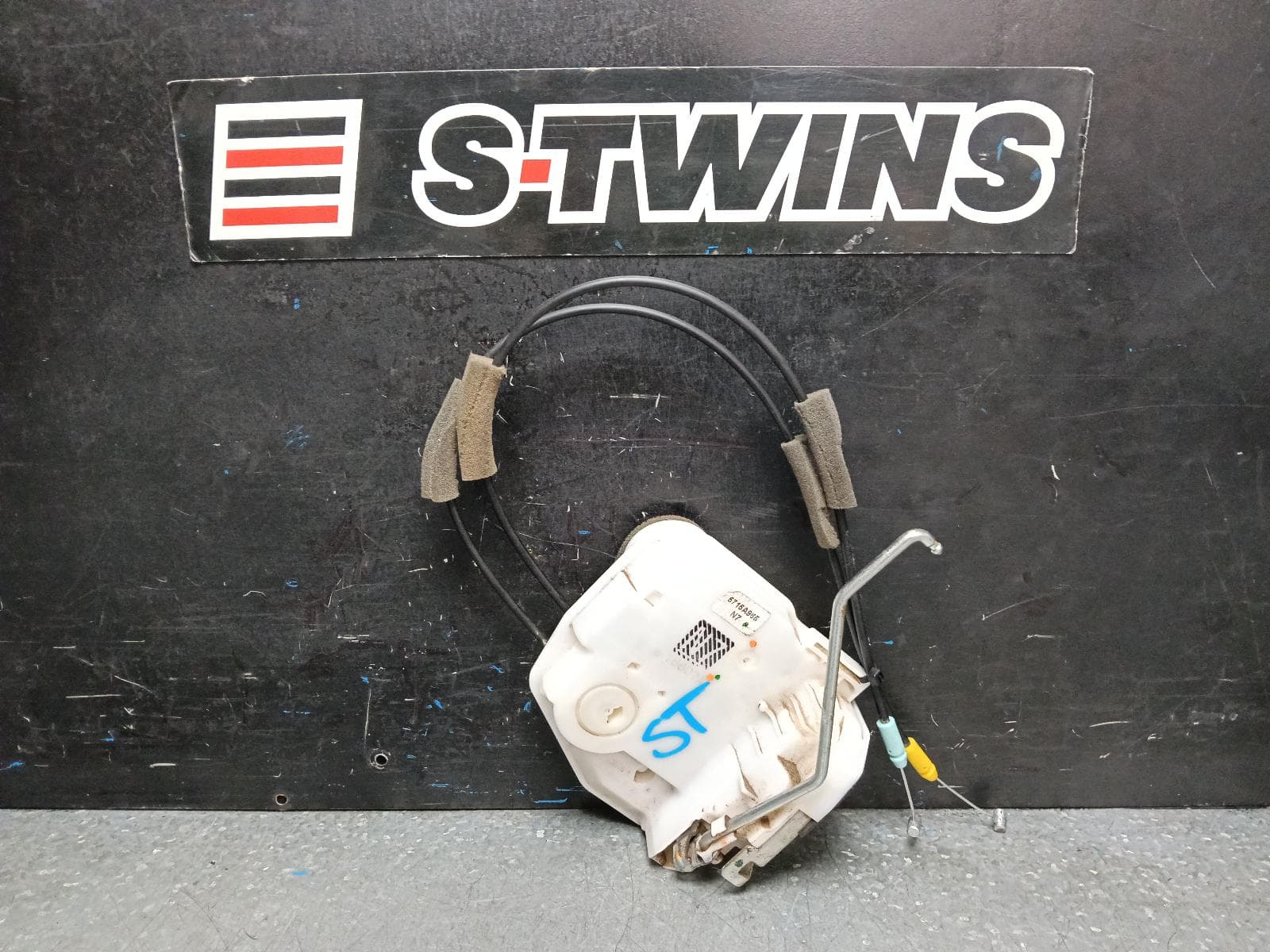 Used auto part listing image: 2016 MITSUBISHI TRITON DOOR BOOT GATE LOCK LEFT FRONT DOOR LOCK, SINGLE/EXTRA/DUAL CAB, MQ-MR, 03/15-10/23 0000395690