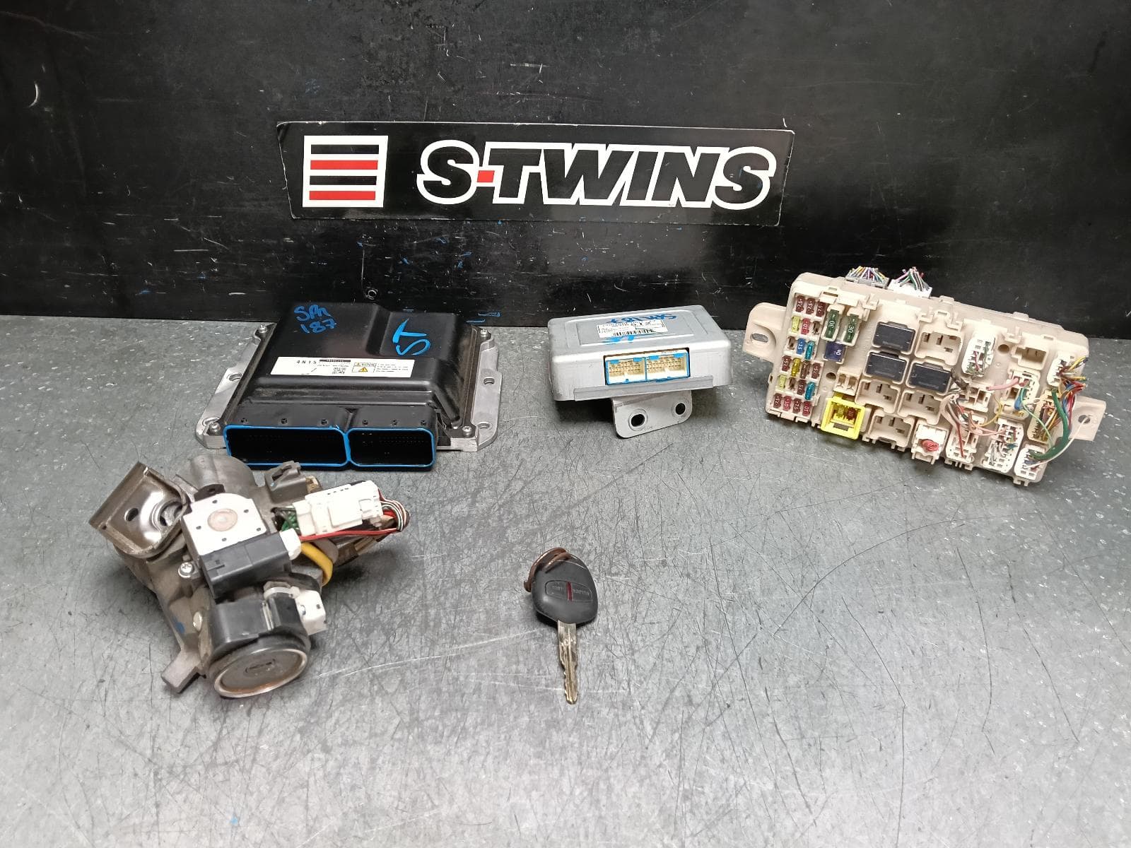 Used auto part listing image: 2016 MITSUBISHI TRITON ENGINE ECU, 2.4, DIESEL, 4N15, AUTO T/M, P/N 1860C395, SEC SET (ECU/IMM/READER/KEY), MQ-MR, 03/15-10/18 0000395698