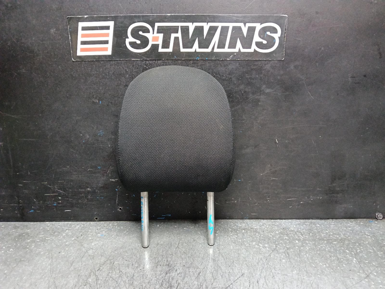 Used auto part listing image: 2016 MITSUBISHI TRITON HEADREST RH REAR, DUAL CAB, CLOTH, BLACK, MQ-MR, 03/15- 0000395700