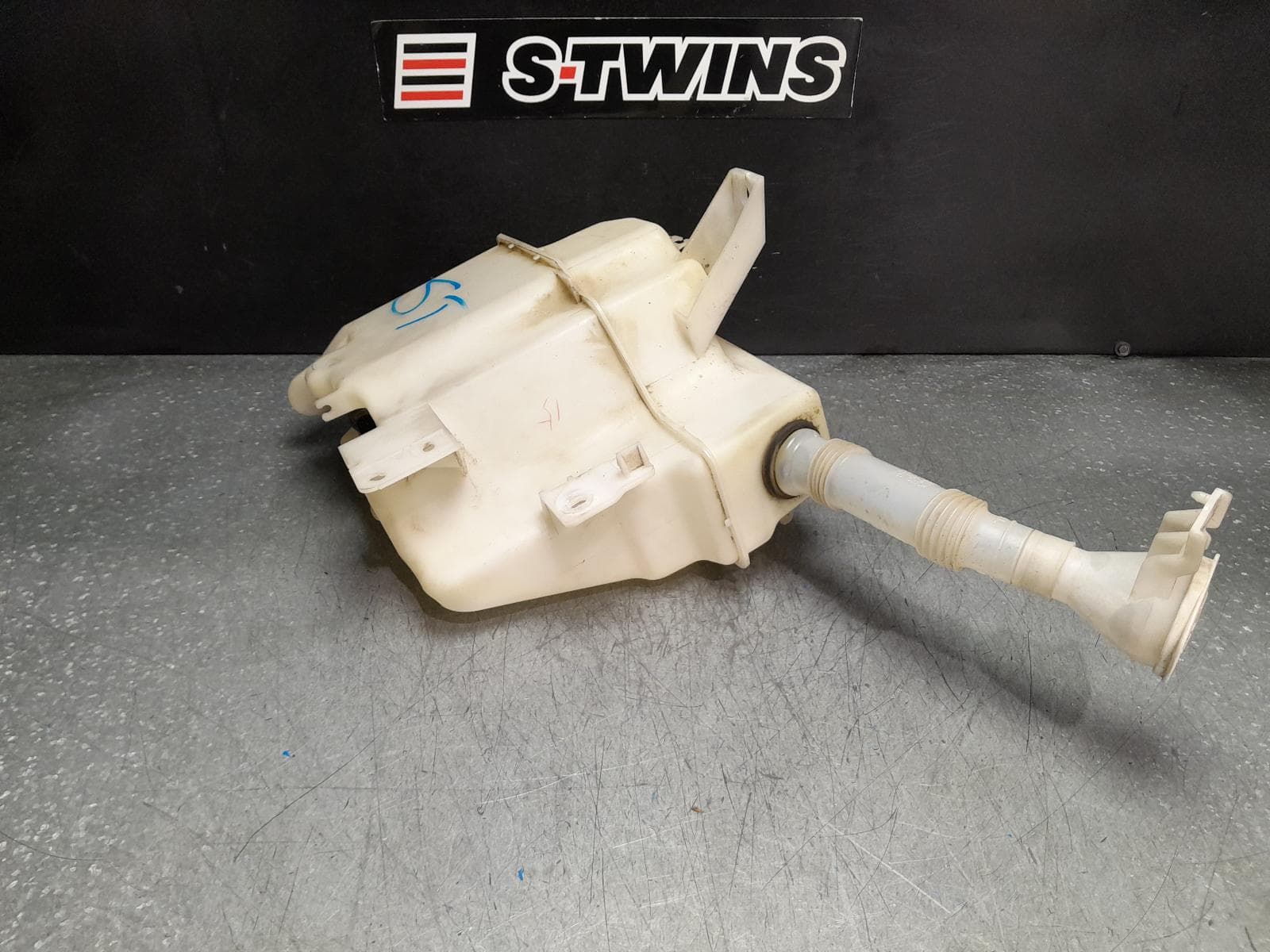 Used auto part listing image: 2011 MITSUBISHI LANCER WASHER BOTTLE CJ, 09/07-10/15 0000375074