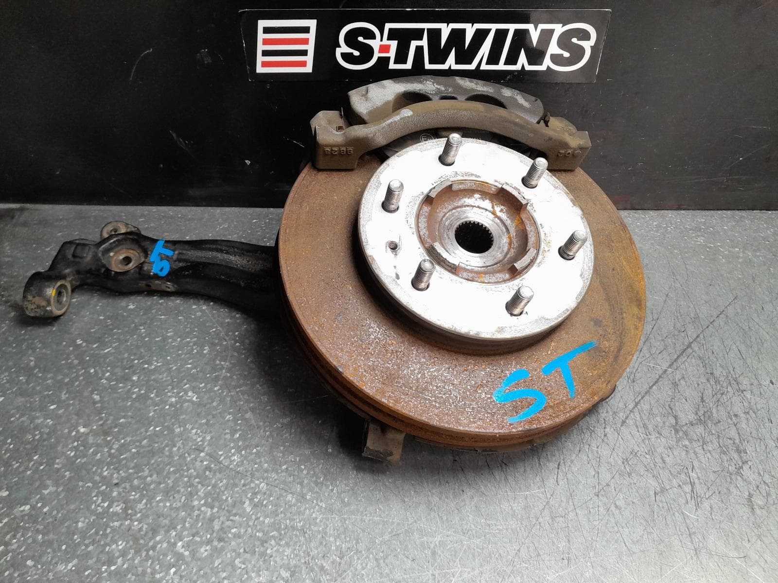 Used auto part listing image: 2019 FORD RANGER LEFT FRONT HUB ASSEMBLY PX 3, 4WD, 07/18-04/22 0000372437