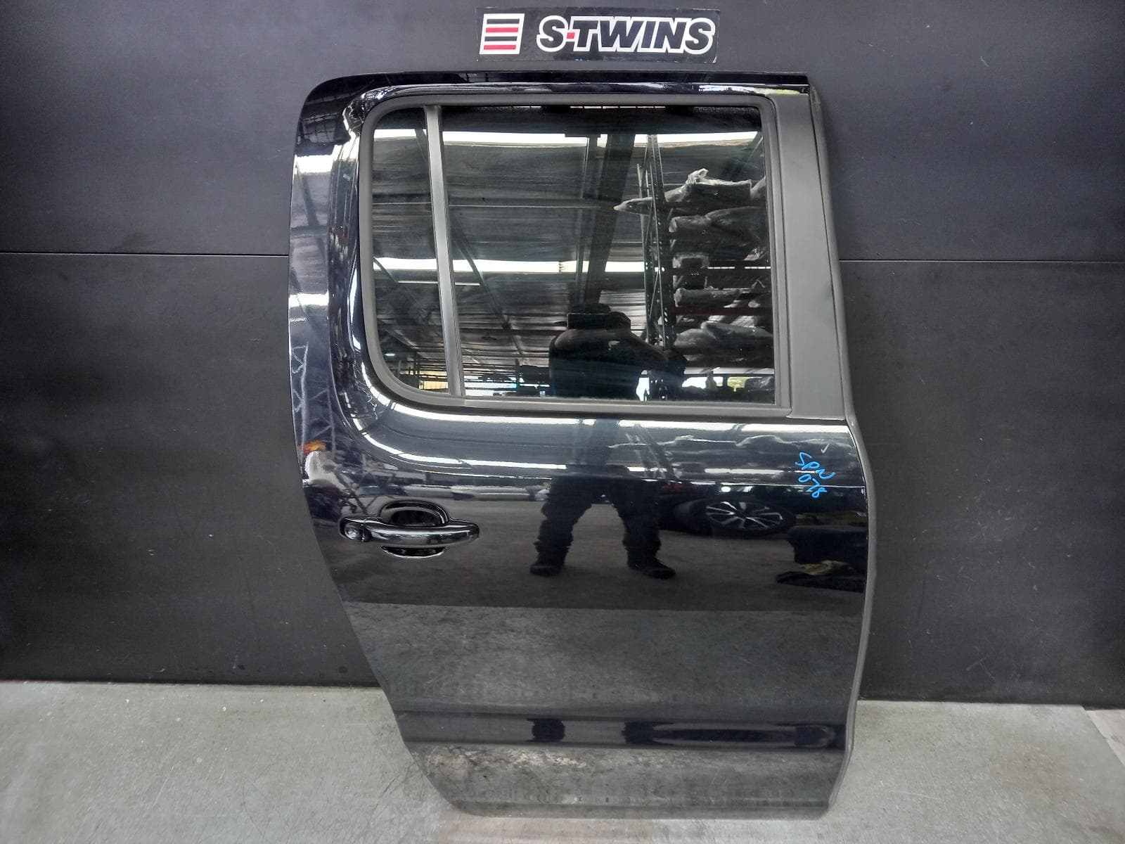 Used auto part listing image: 2018 VOLKSWAGEN AMAROK RIGHT REAR DOOR SLIDING 2H, DUAL CAB, 10/10-09/22 0000377550